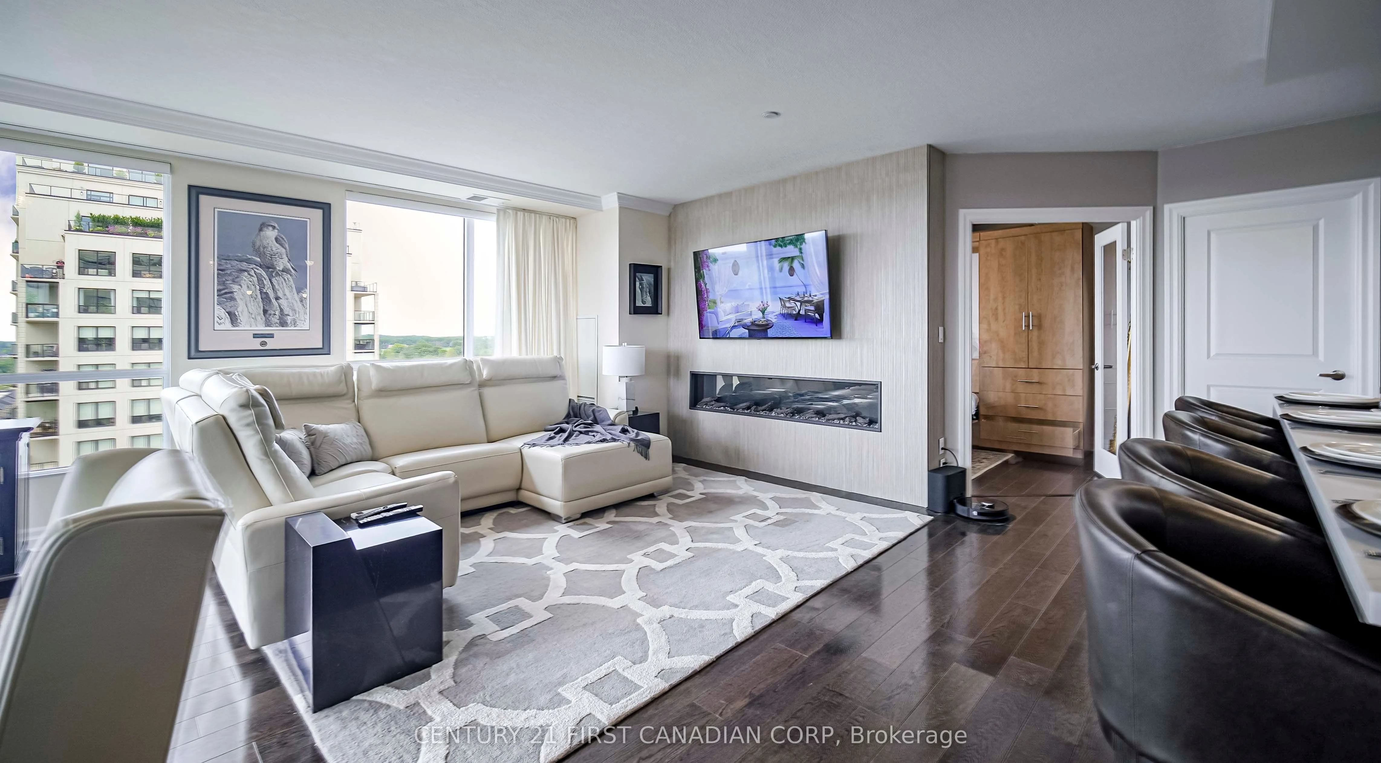 240 Villagewalk Boulevard, #810