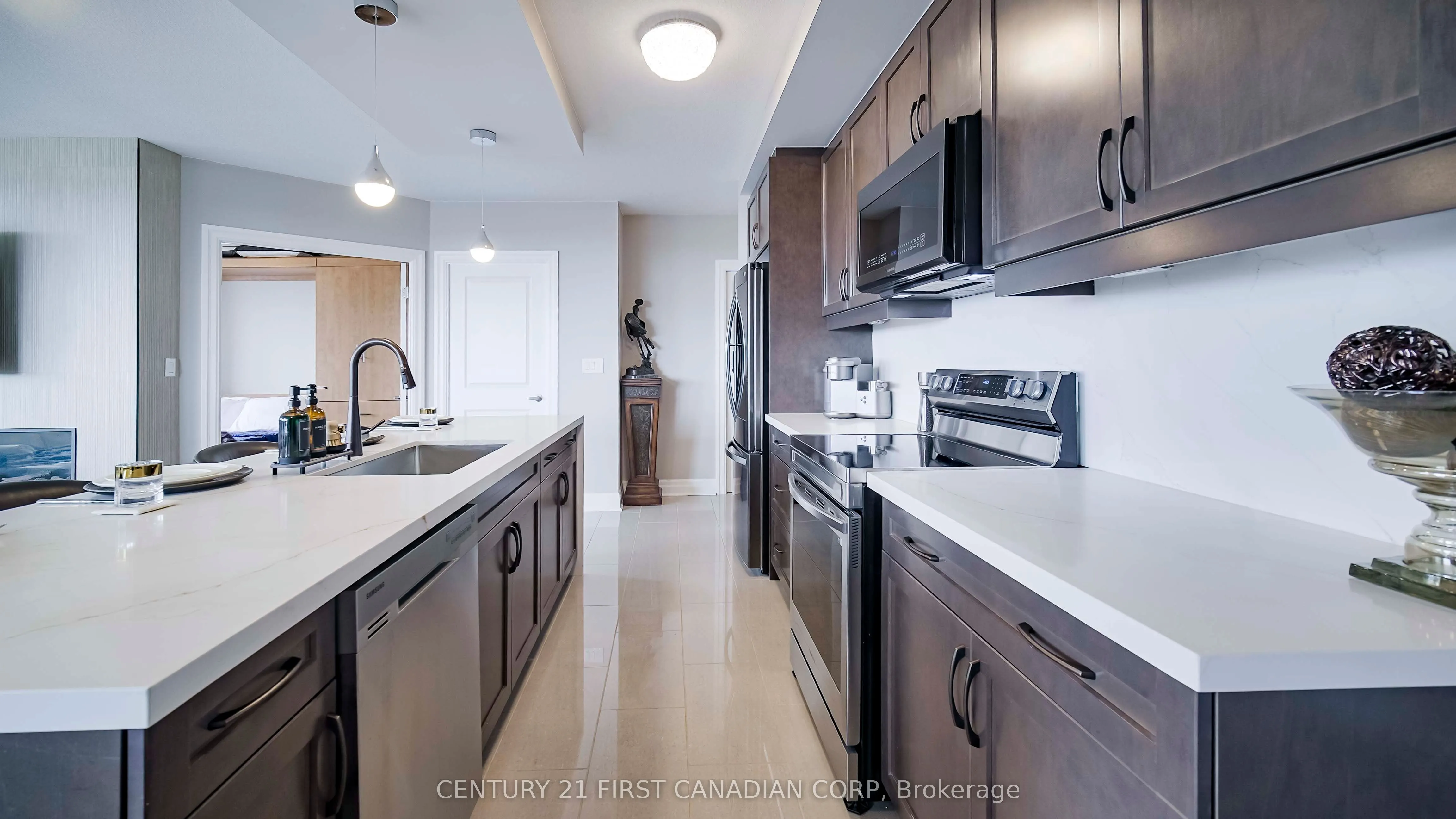 240 Villagewalk Boulevard, #810