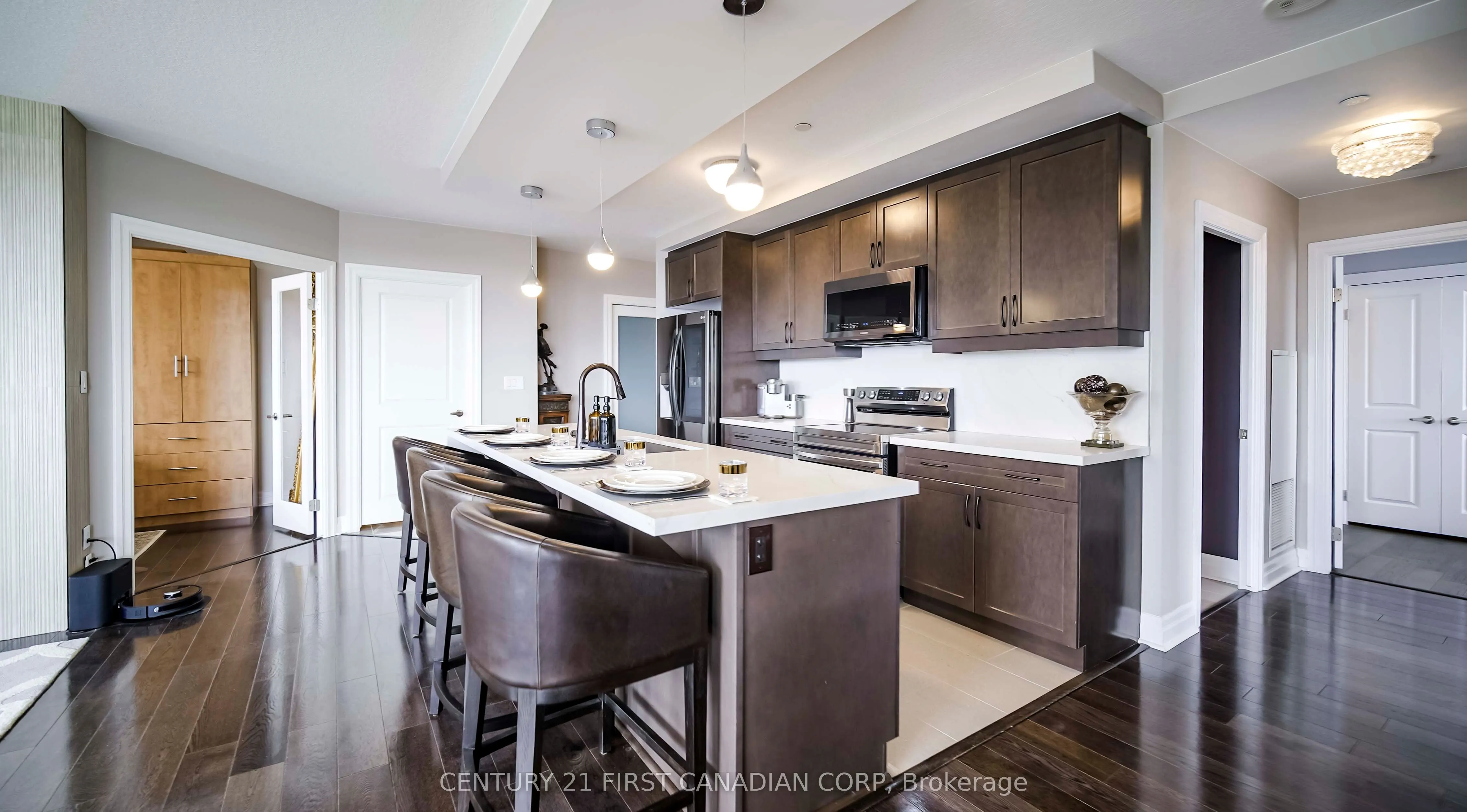 240 Villagewalk Boulevard, #810