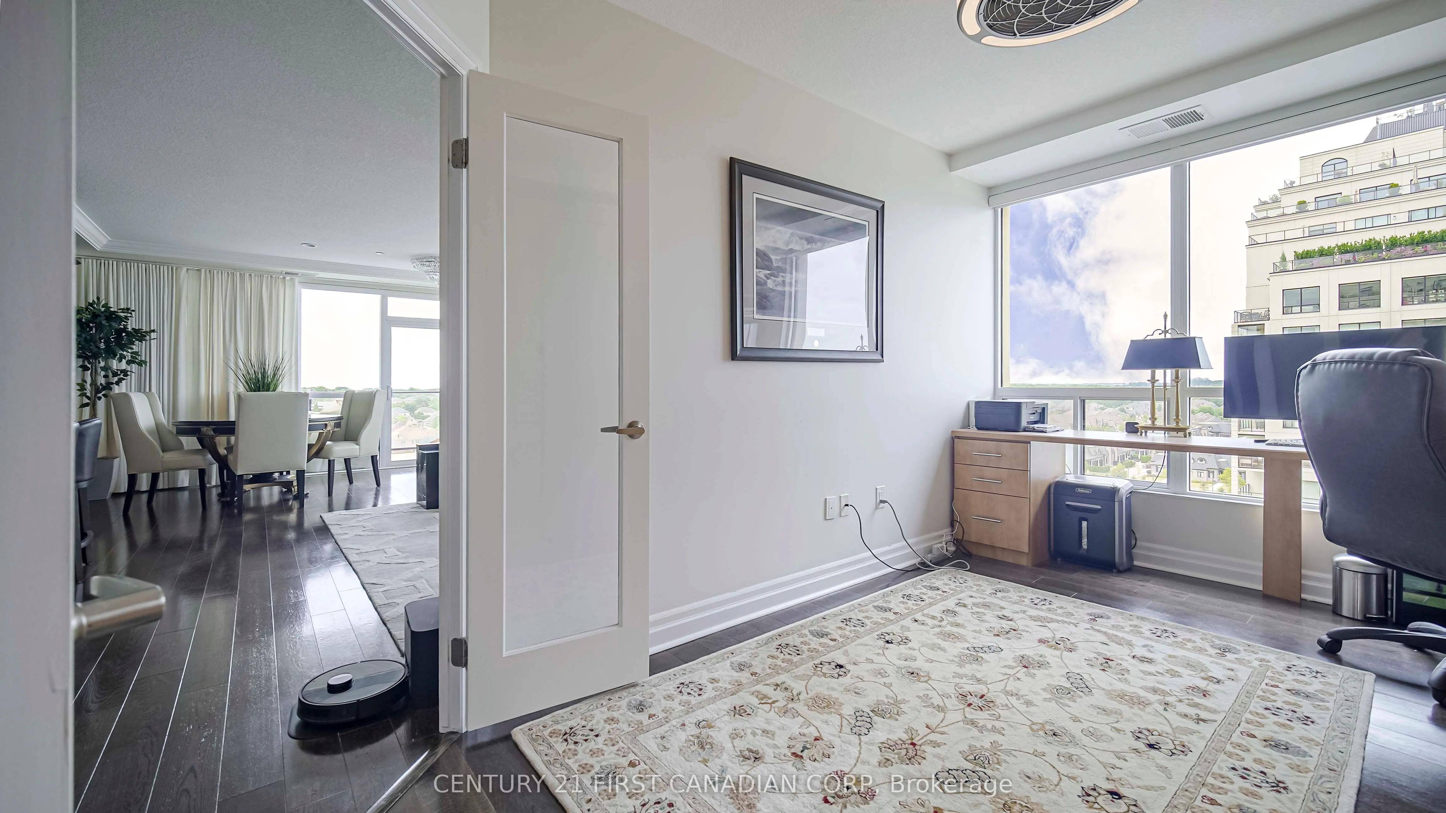 240 Villagewalk Boulevard, #810