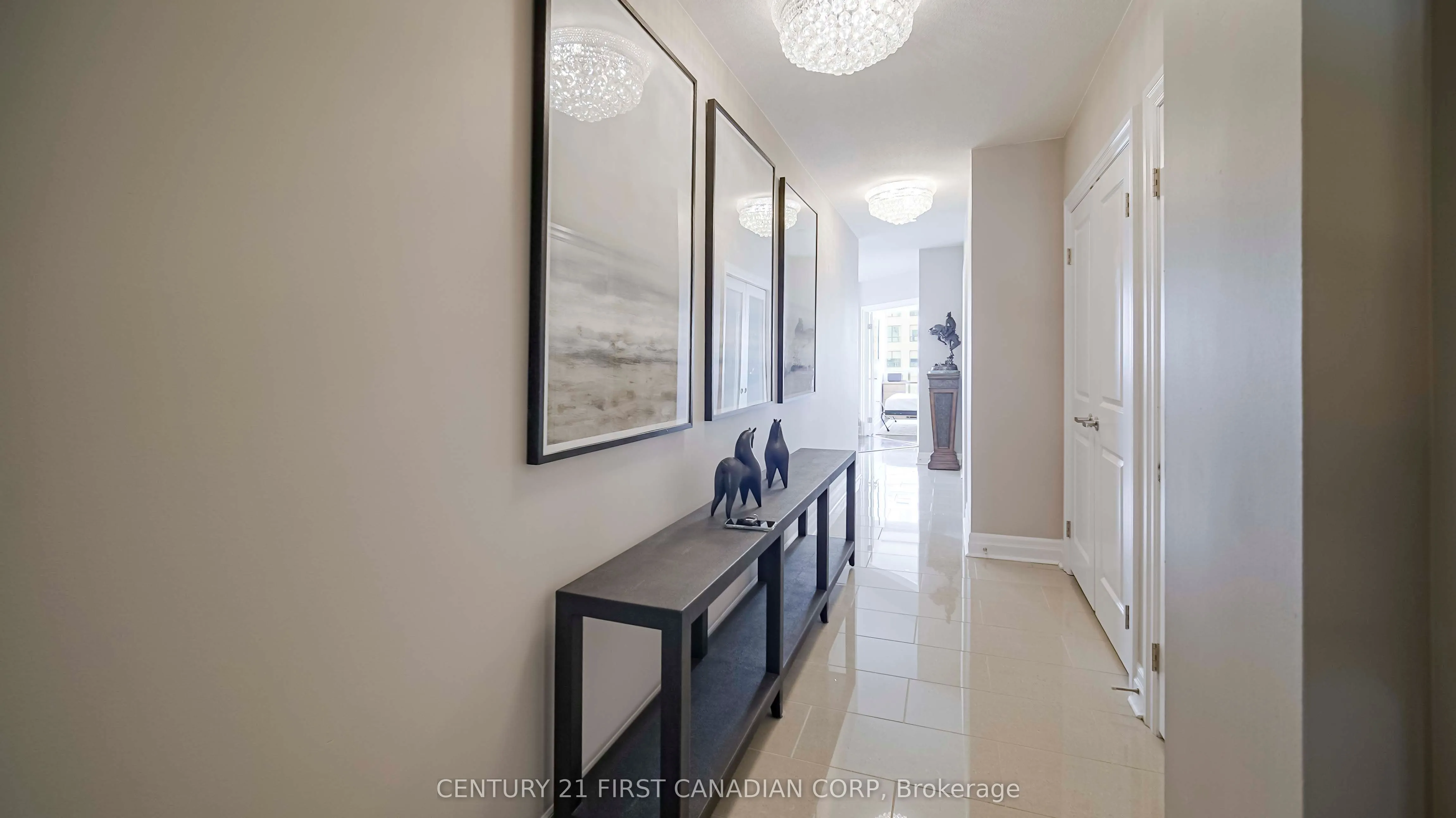 240 Villagewalk Boulevard, #810