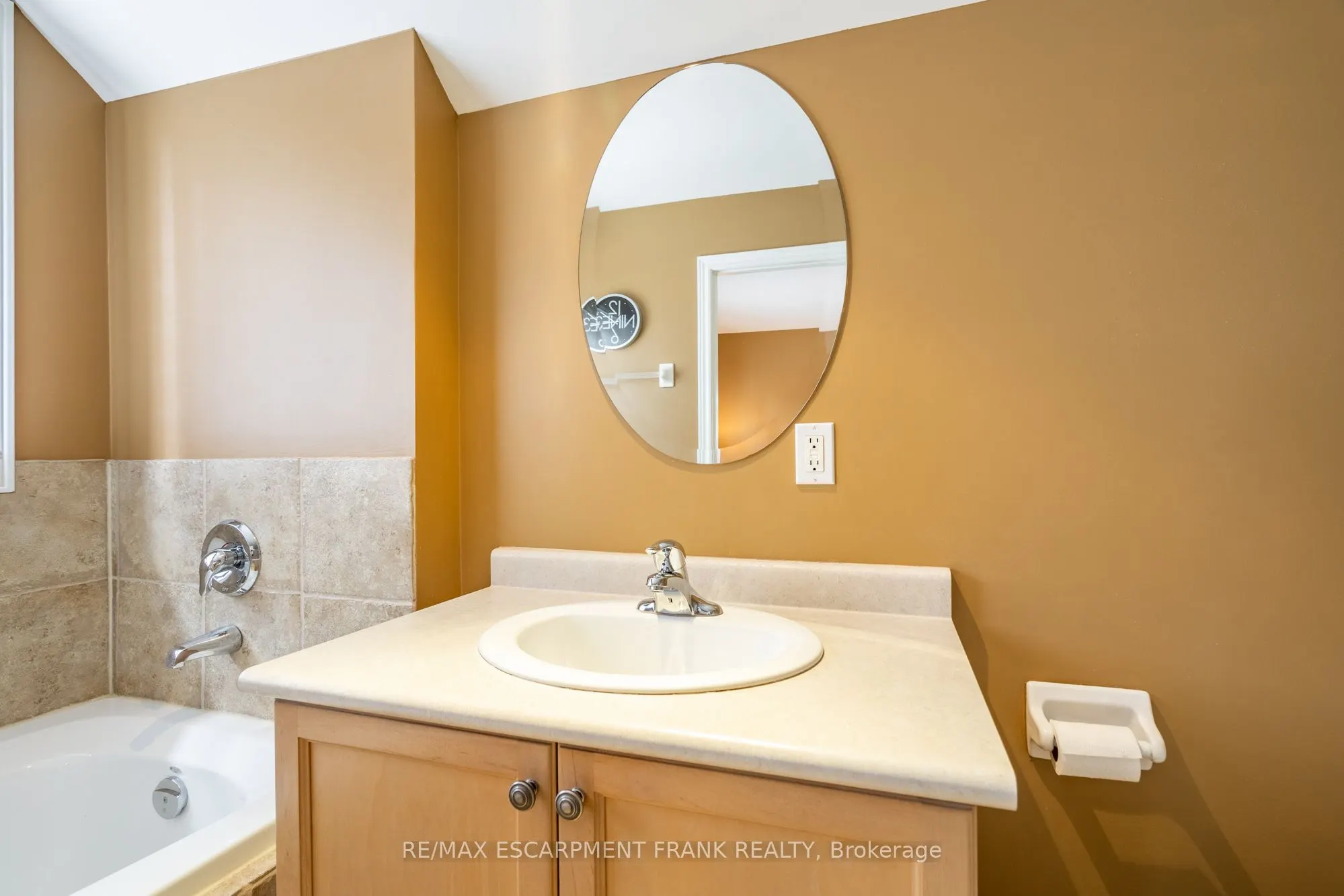 195 WILSON Street W, #6