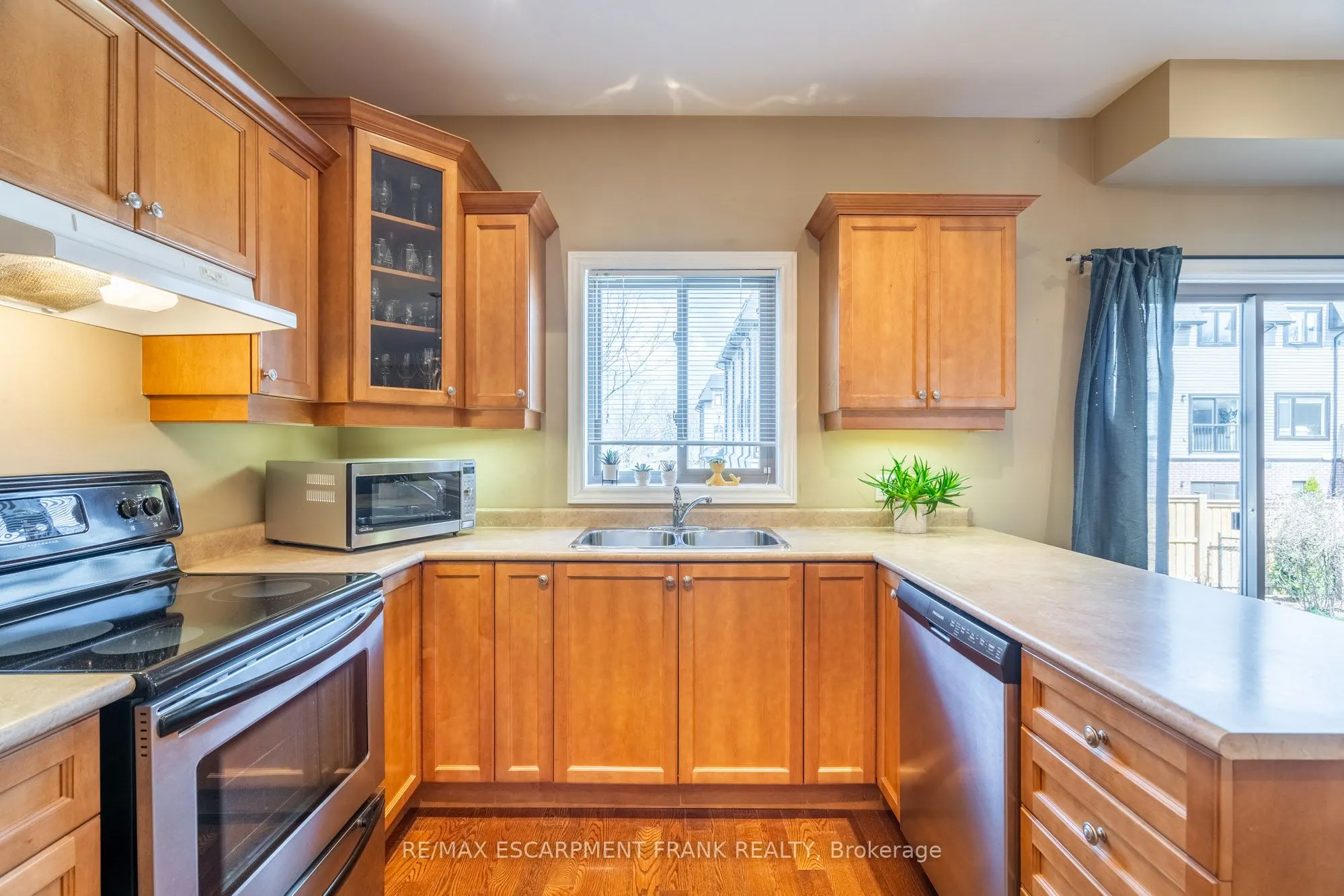 195 WILSON Street W, #6