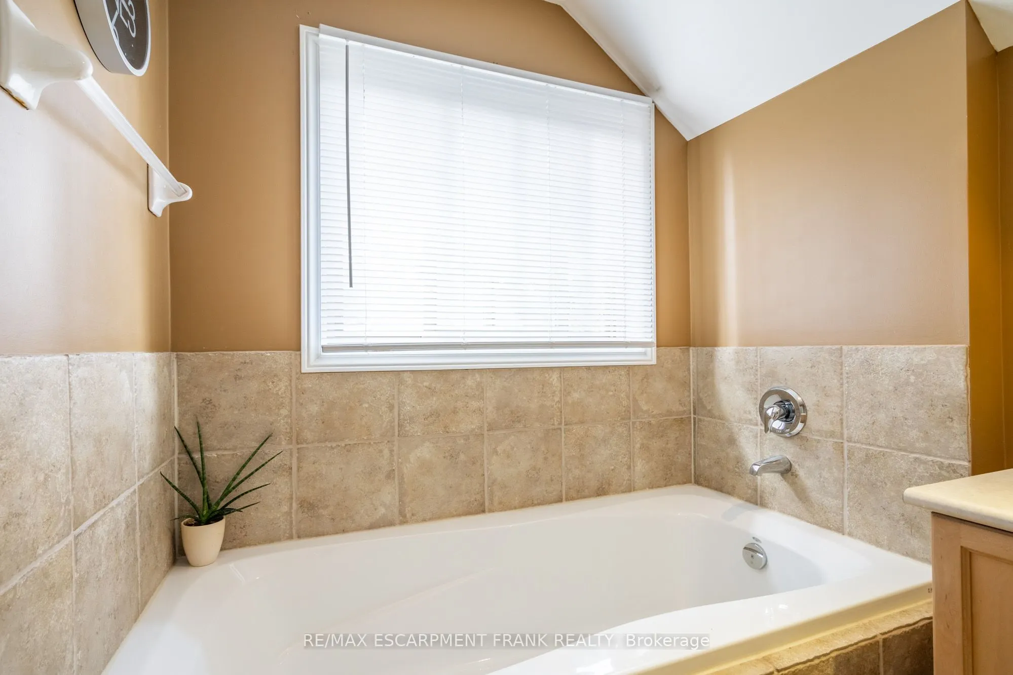 195 WILSON Street W, #6