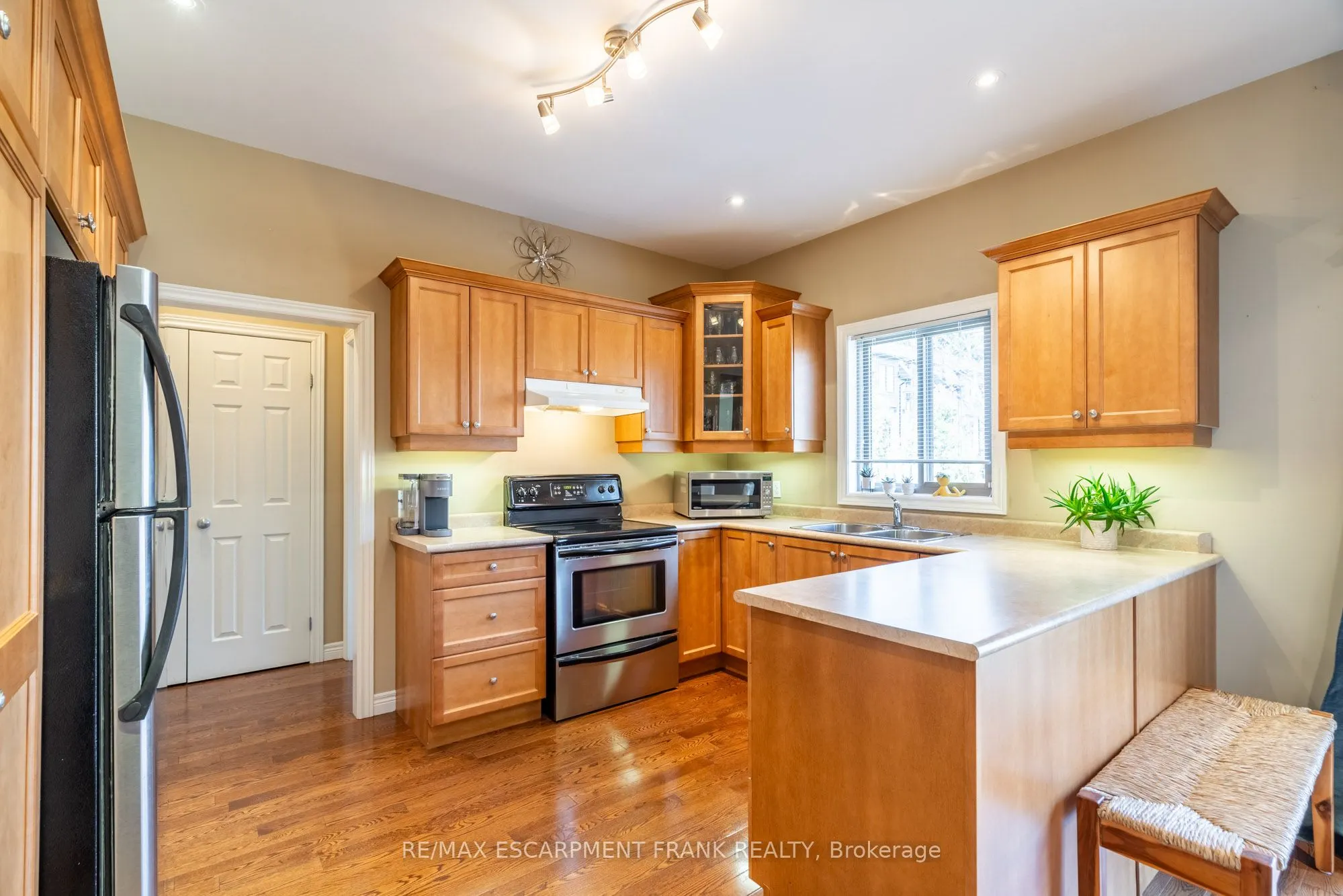 195 WILSON Street W, #6