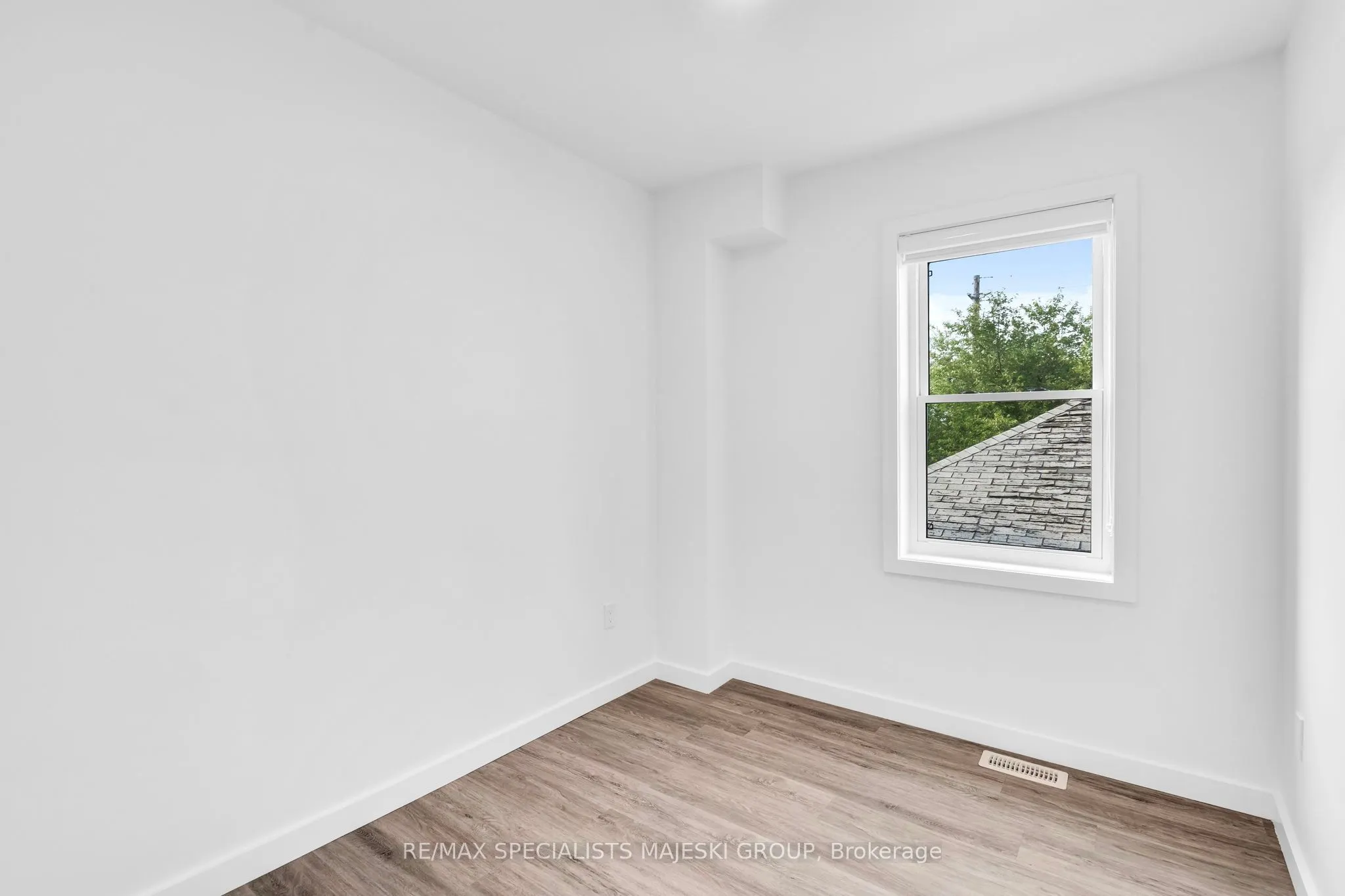 103 Kenilworth Avenue S