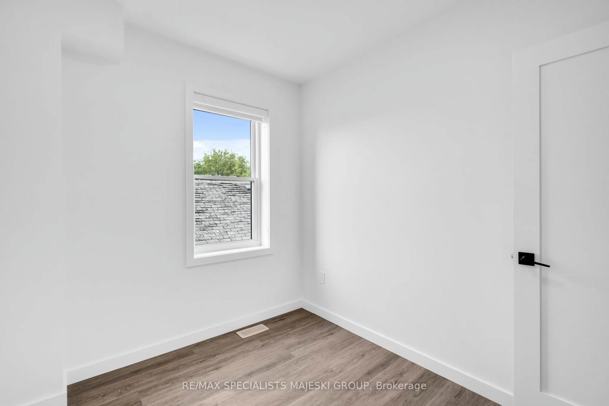 103 Kenilworth Avenue S