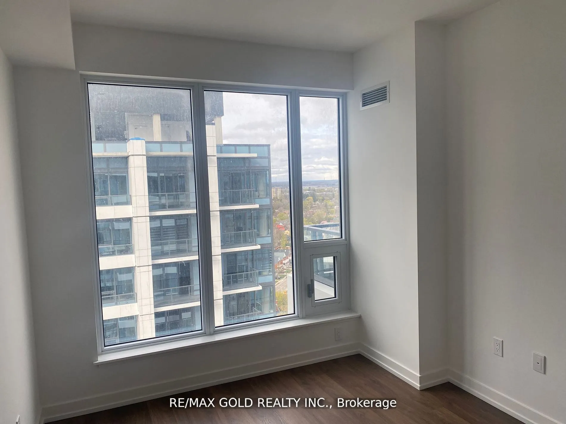 15 Wellington Street S, #1914