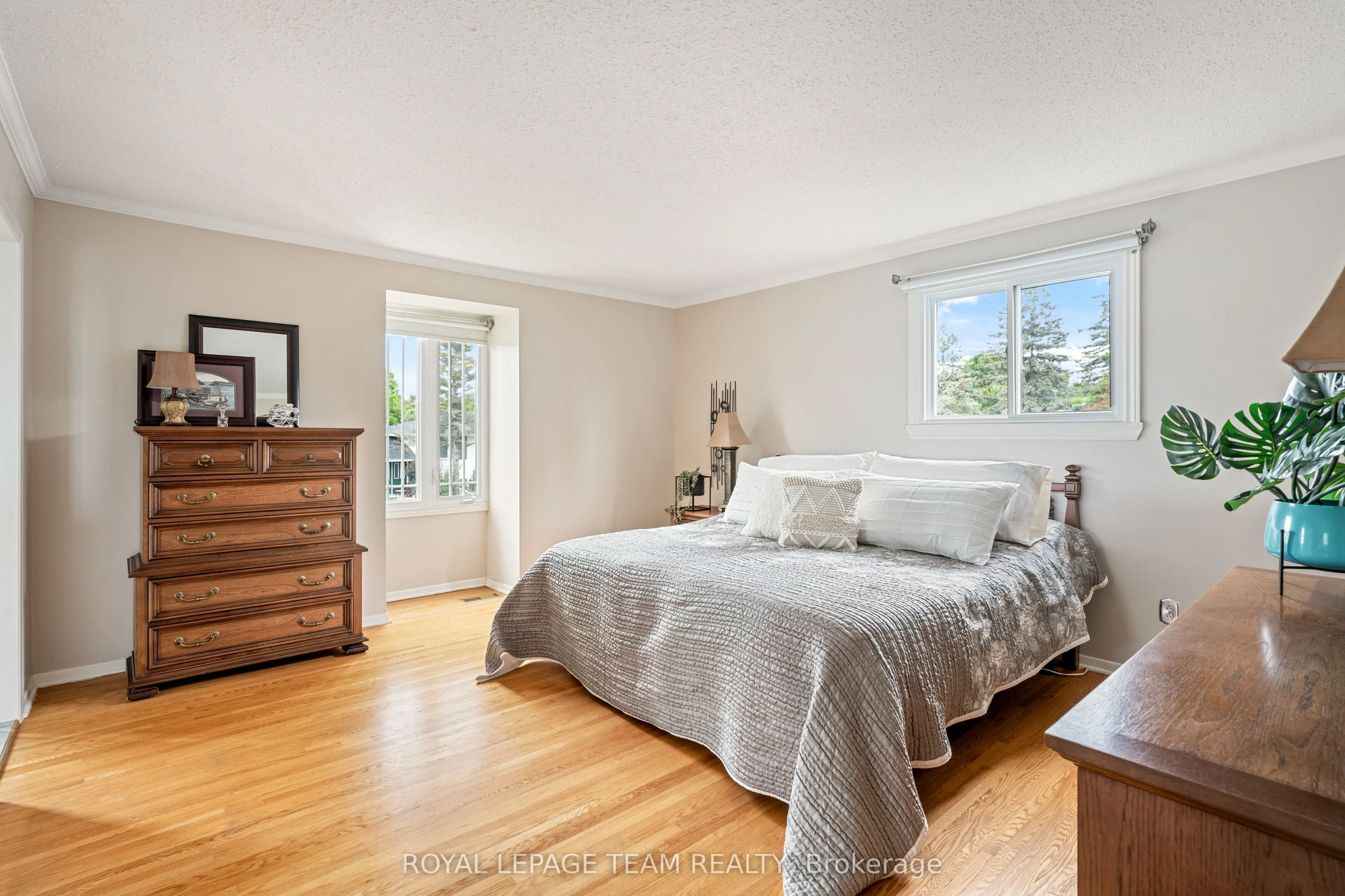2128 Hubbard Crescent