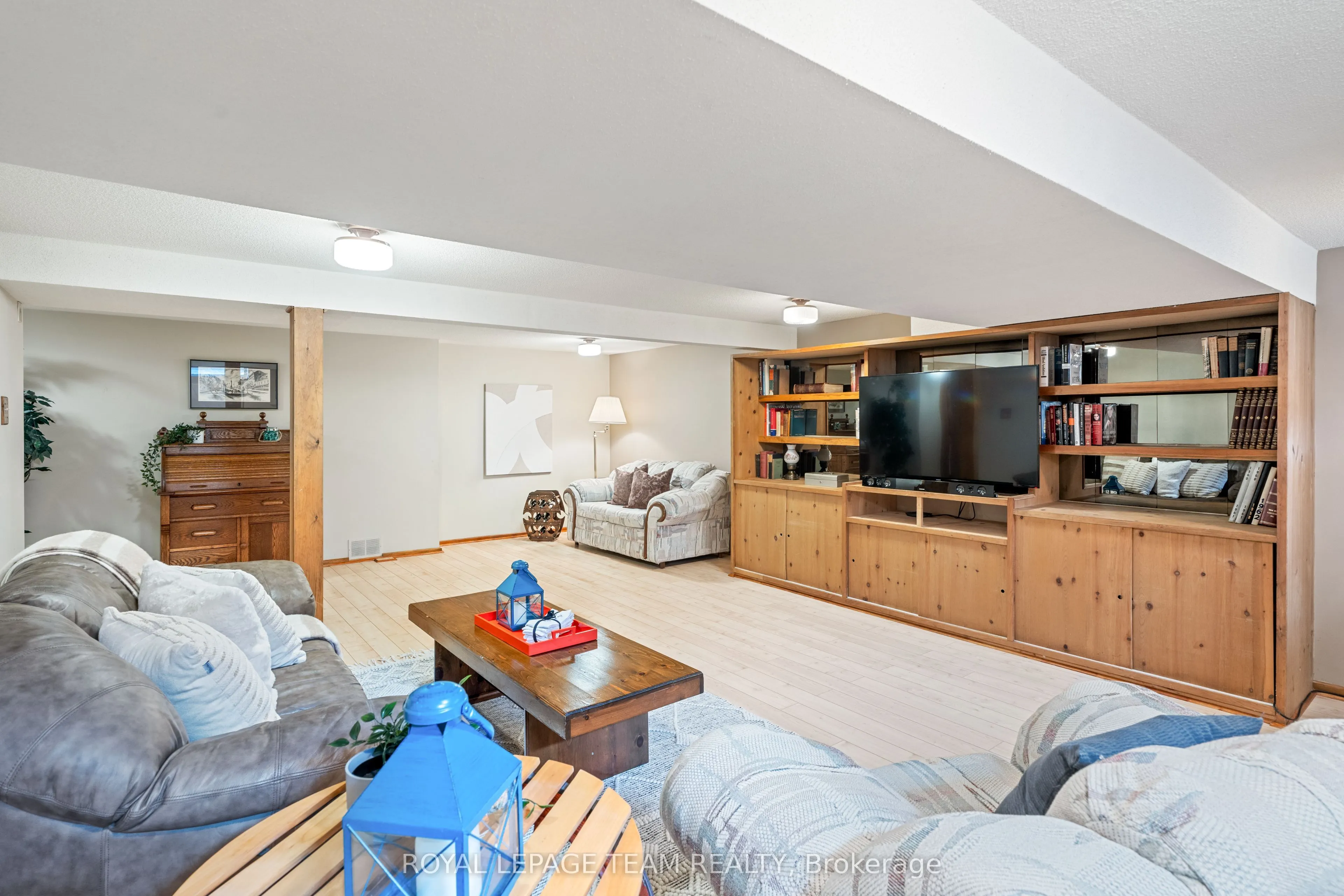 2128 Hubbard Crescent