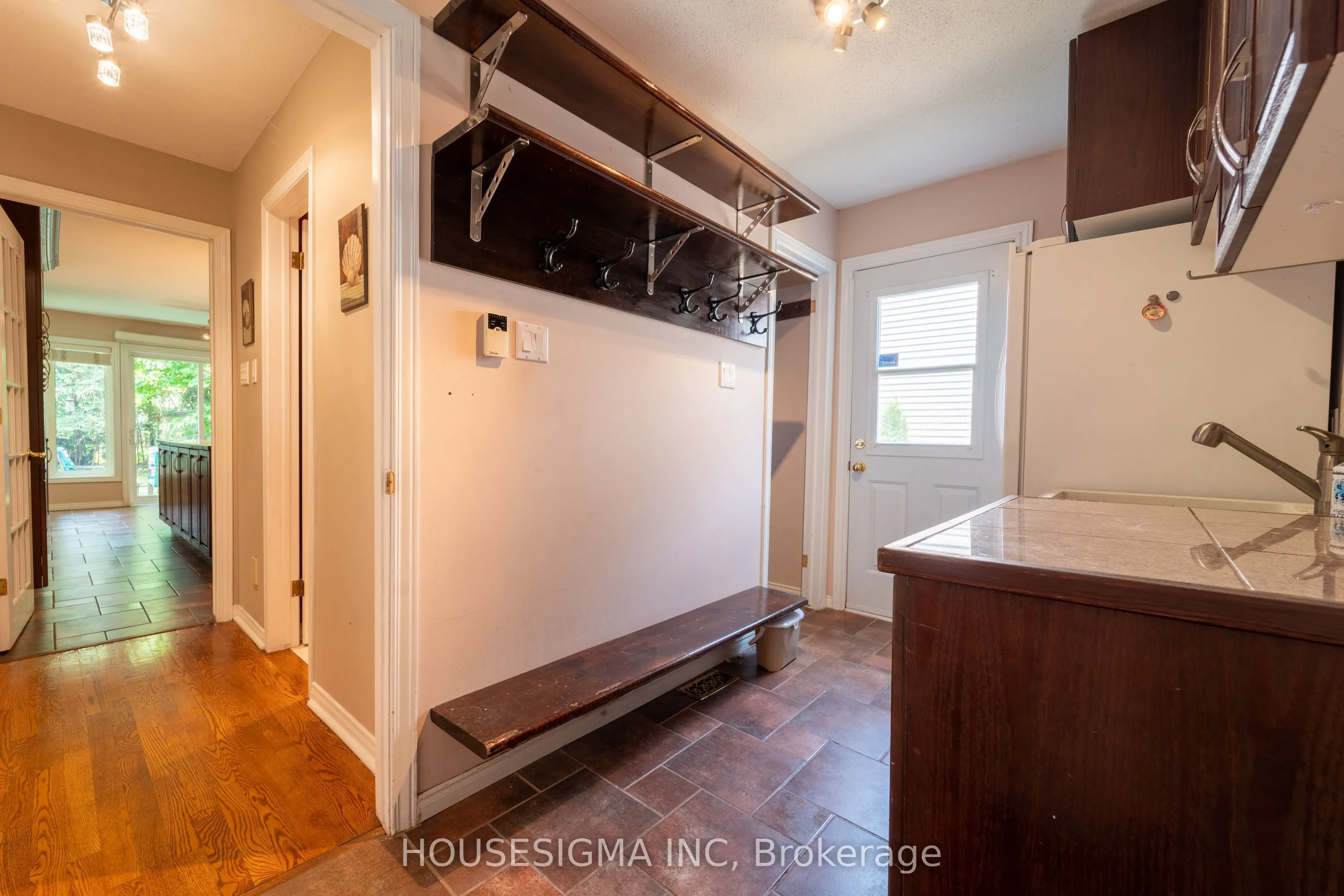 566 Falwyn Crescent