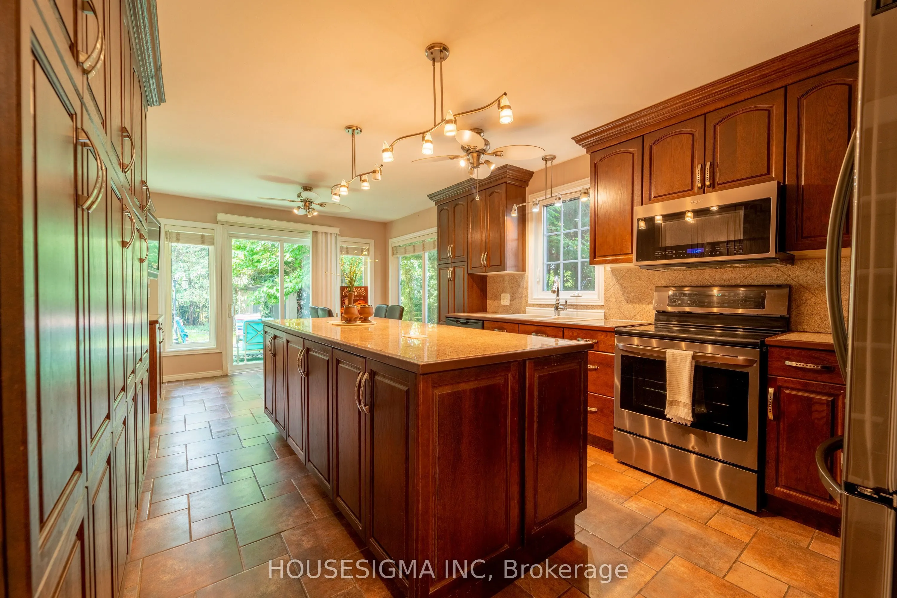 566 Falwyn Crescent