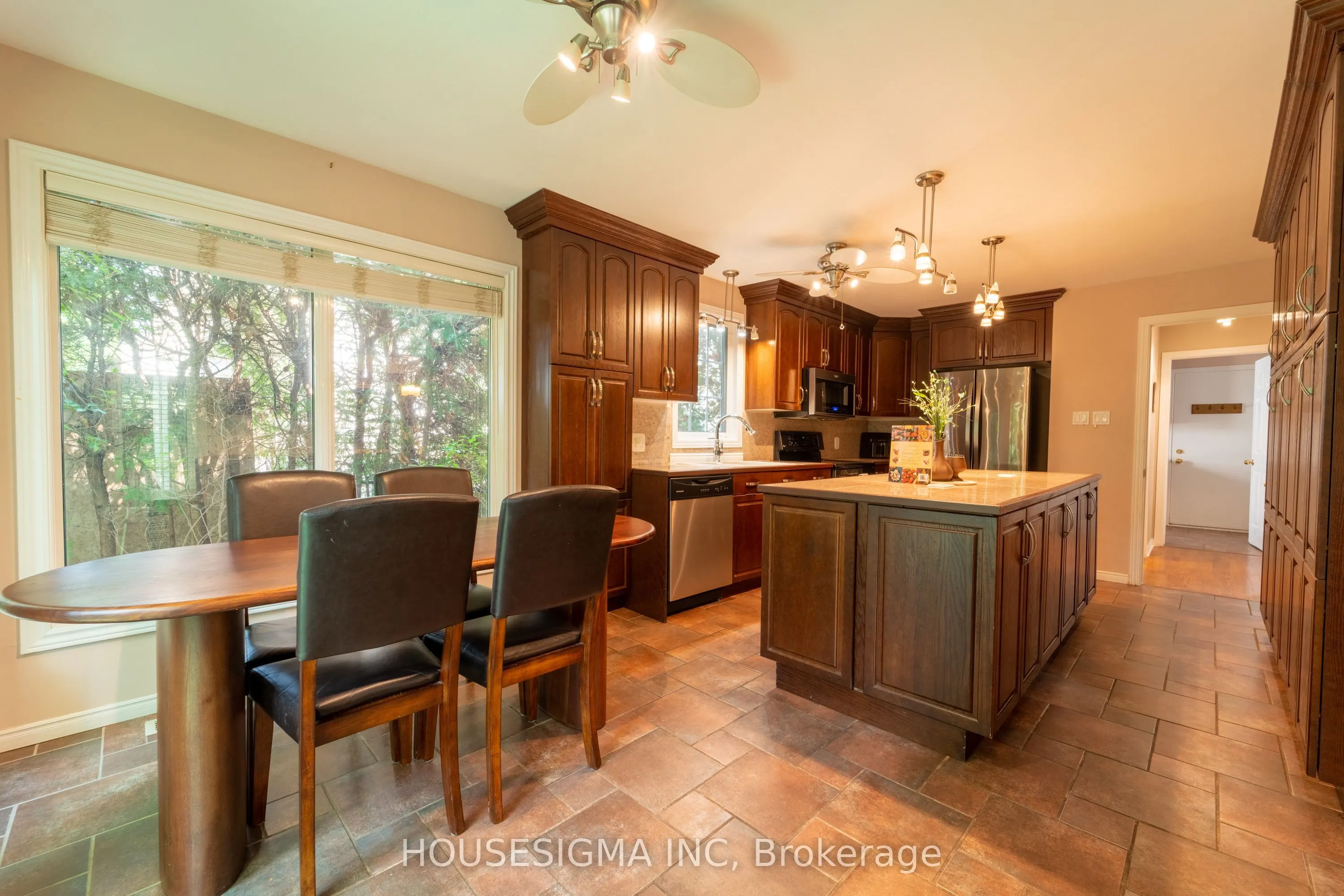 566 Falwyn Crescent
