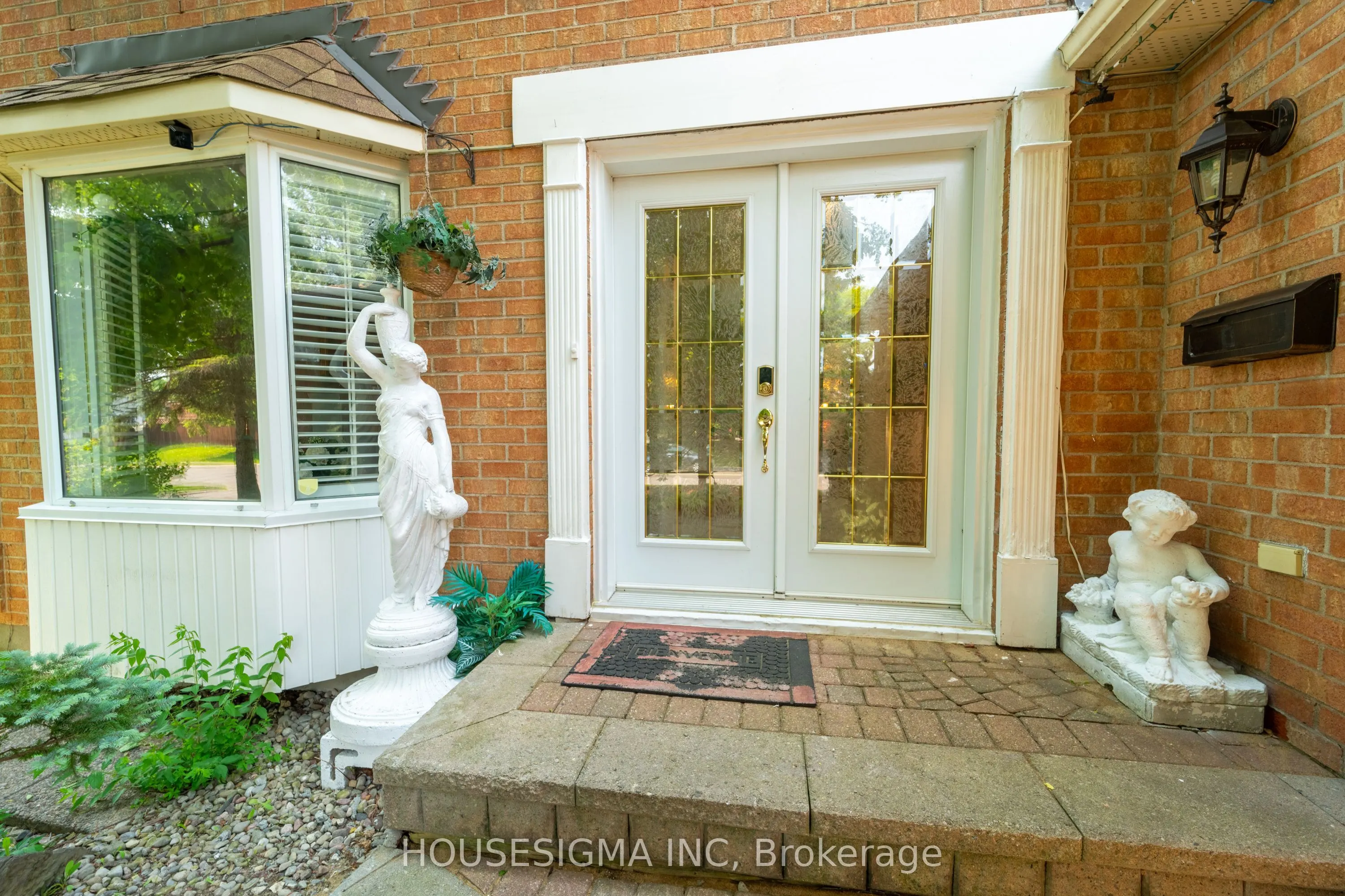566 Falwyn Crescent