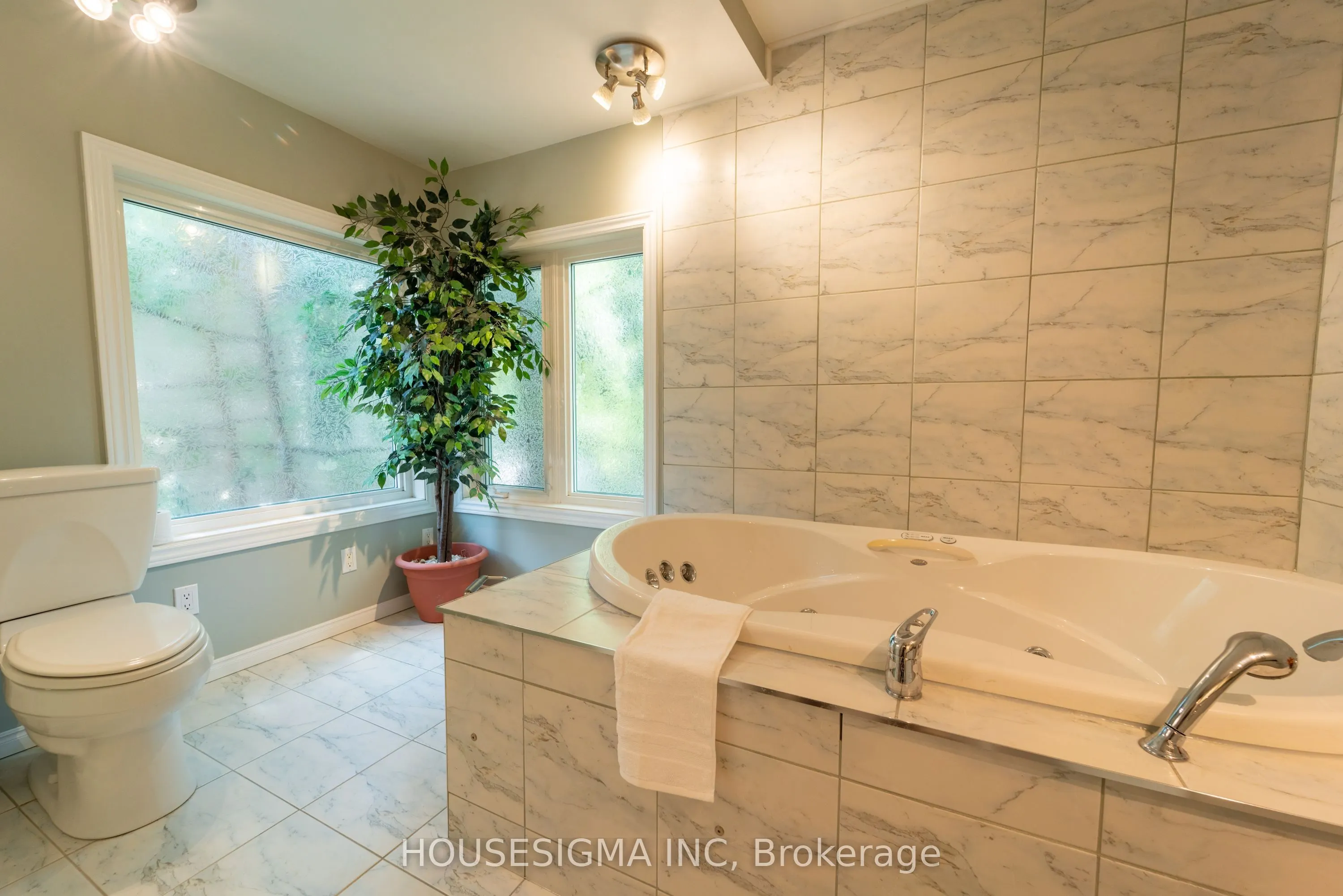 566 Falwyn Crescent