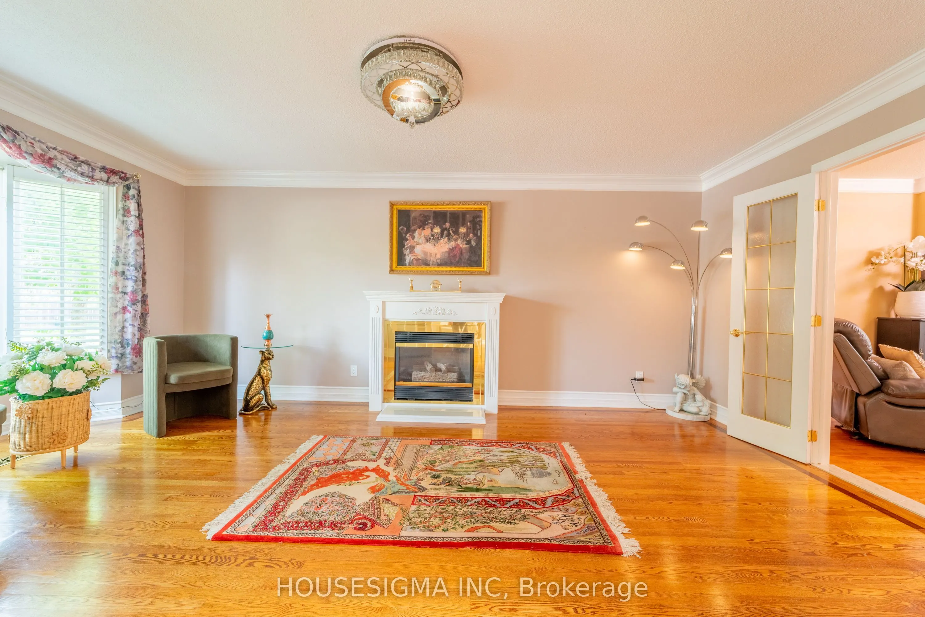 566 Falwyn Crescent