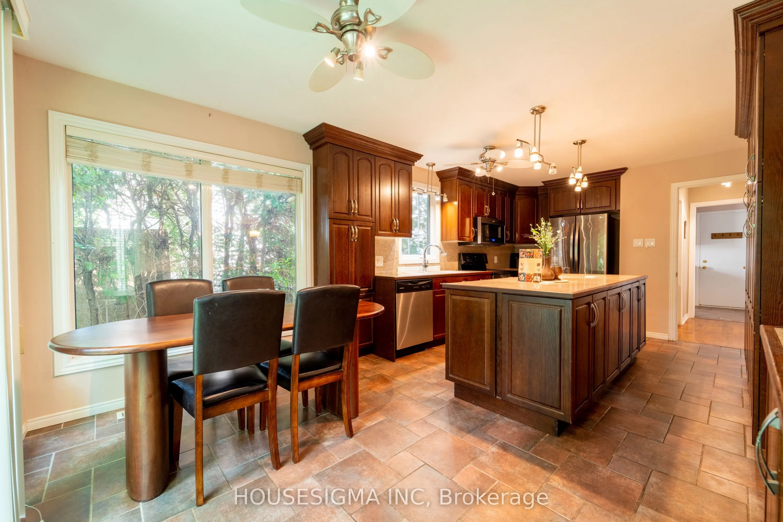 566 Falwyn Crescent
