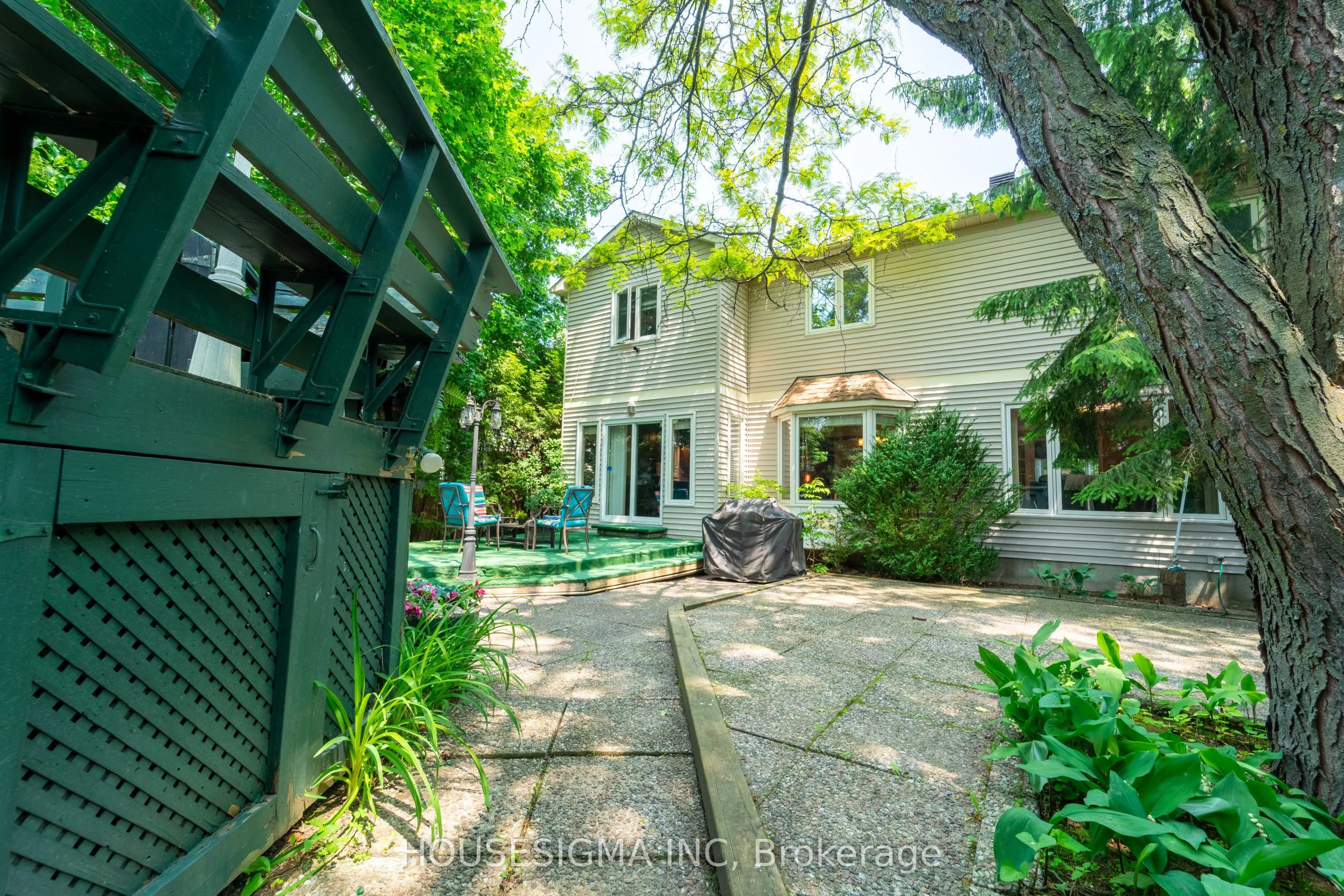 566 Falwyn Crescent