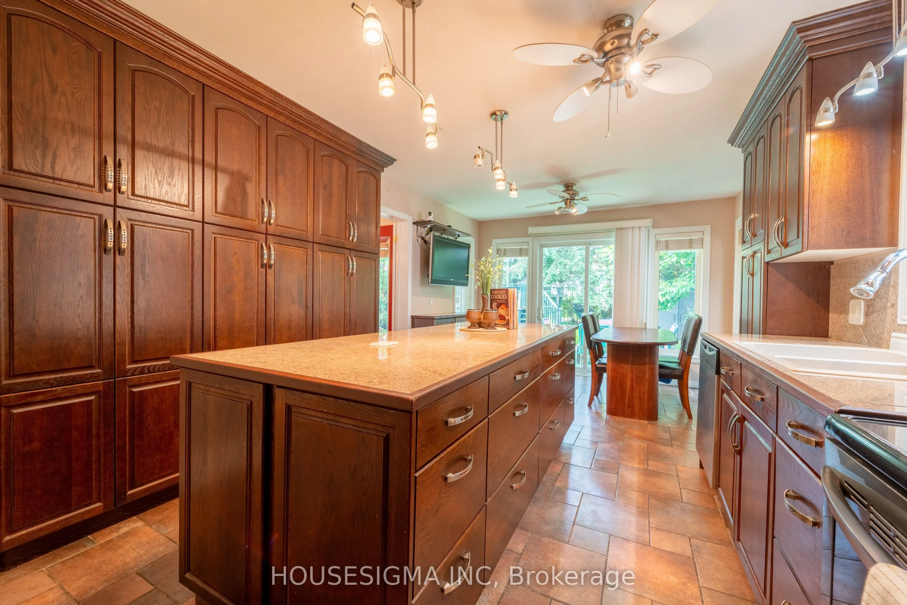 566 Falwyn Crescent