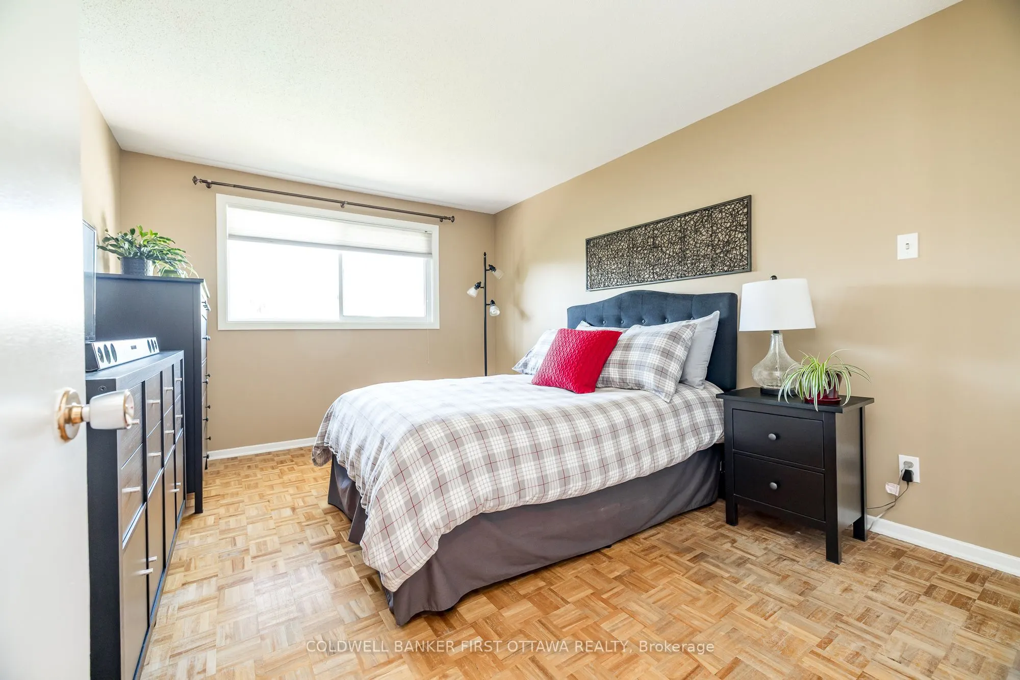 48 DOWNSVIEW Crescent
