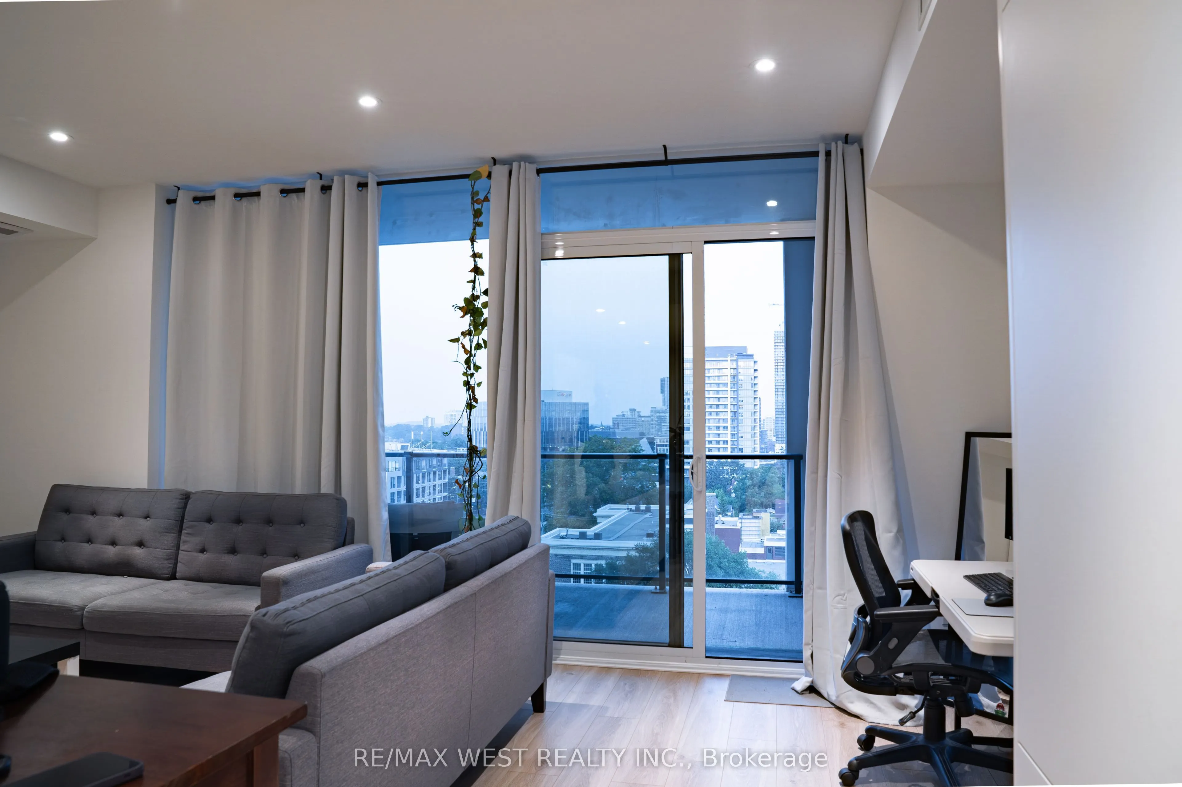 741 King Street W, #812