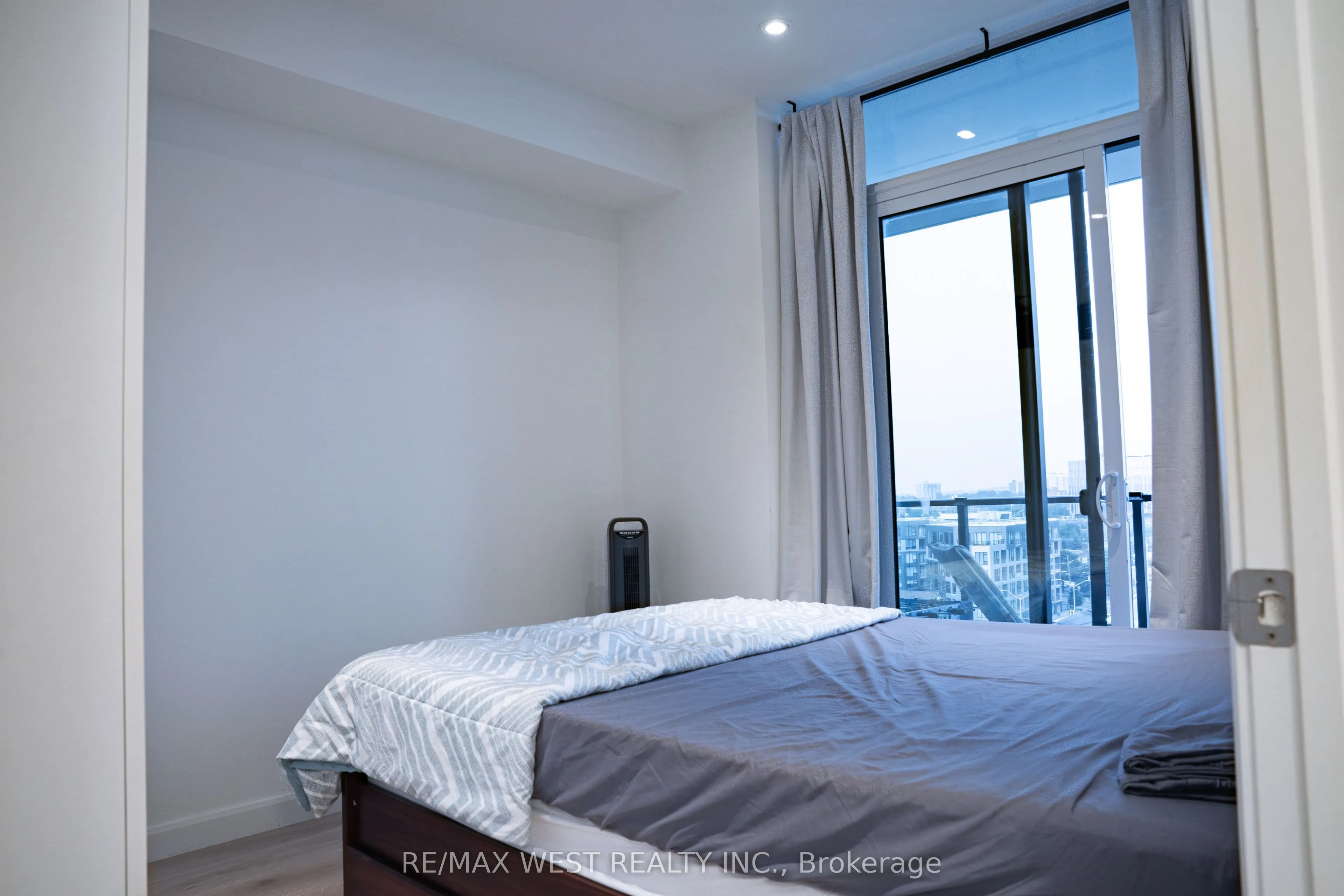 741 King Street W, #812