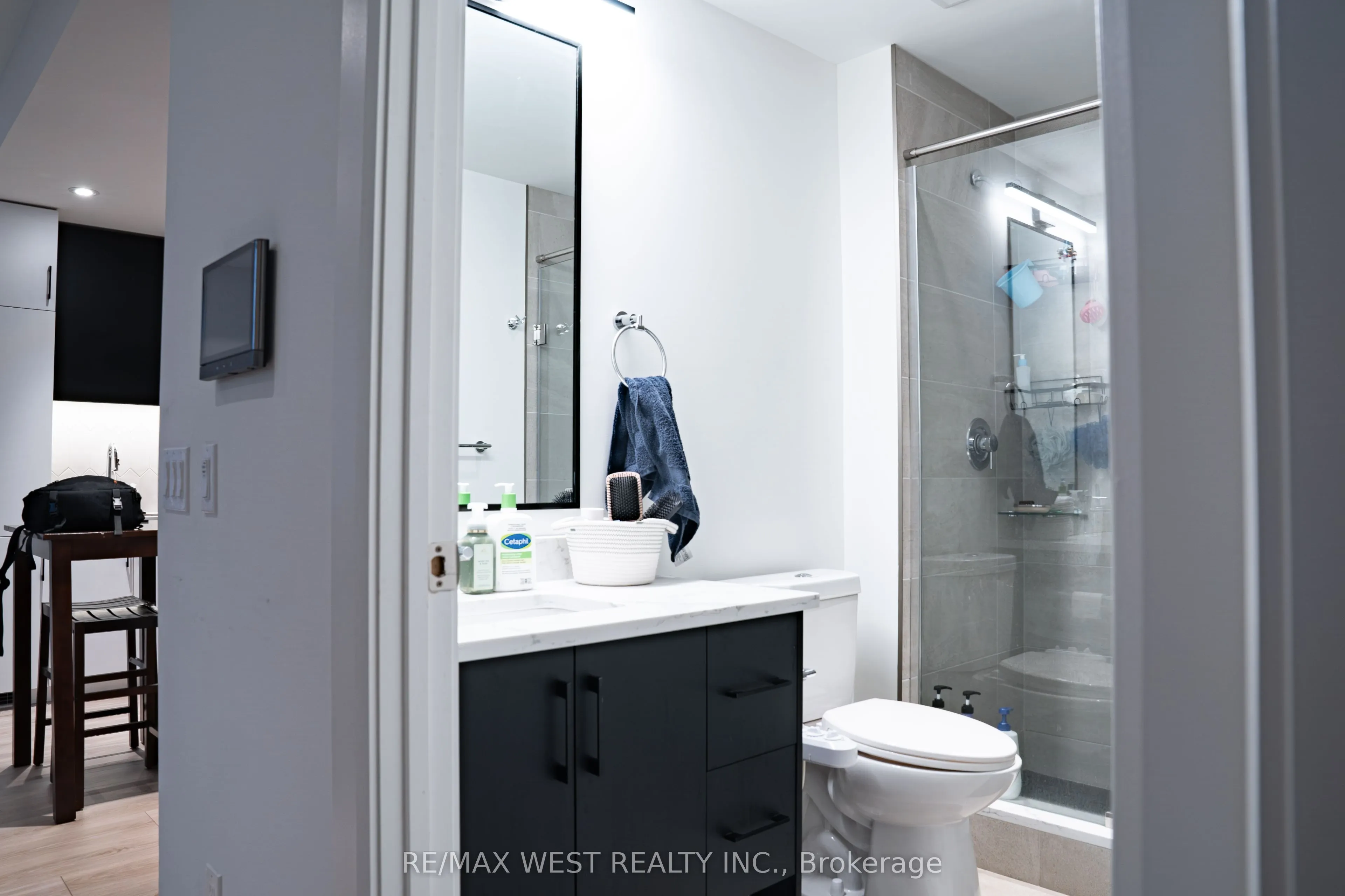 741 King Street W, #812