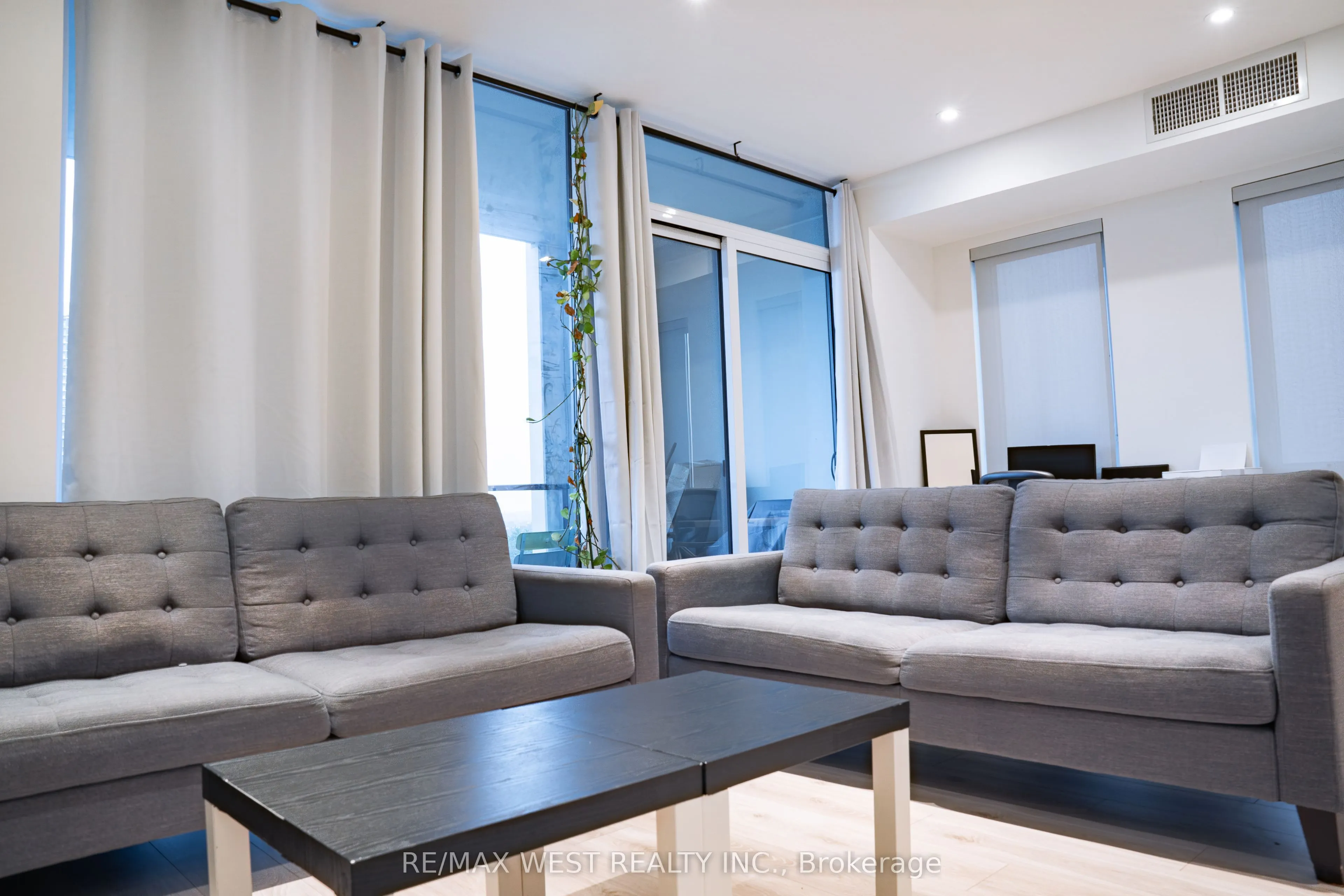 741 King Street W, #812