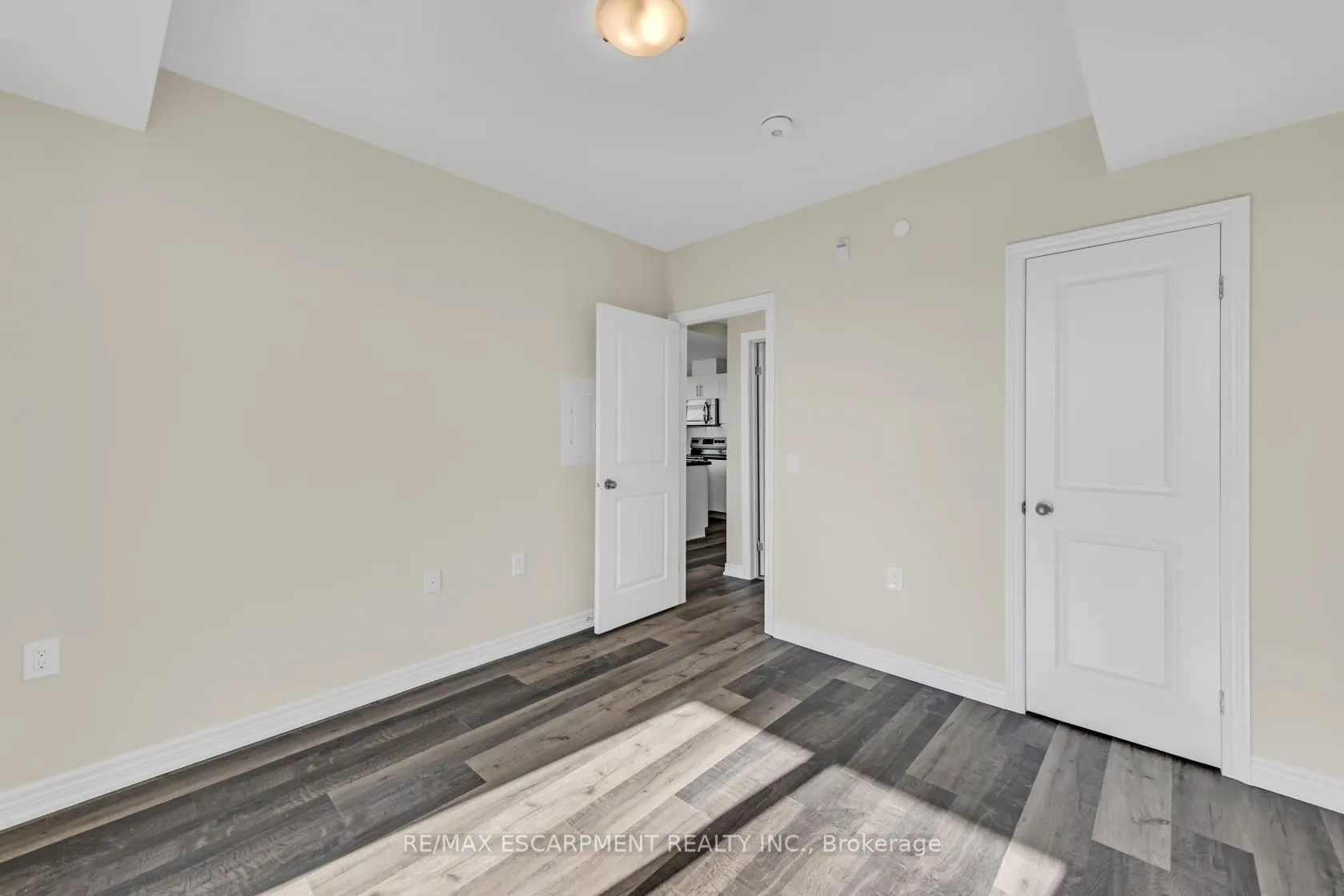 2750 King Street E, #706