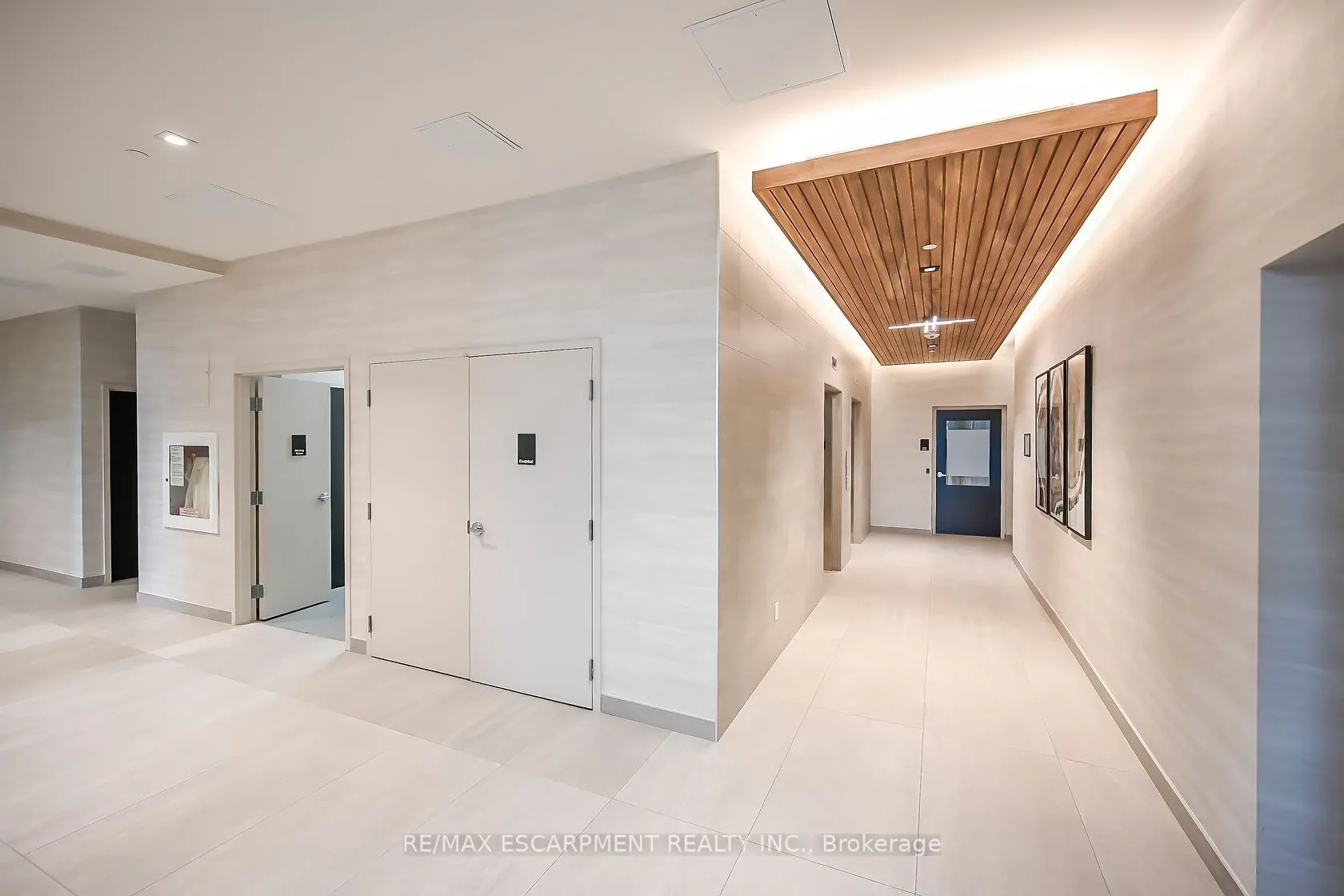 2750 King Street E, #706
