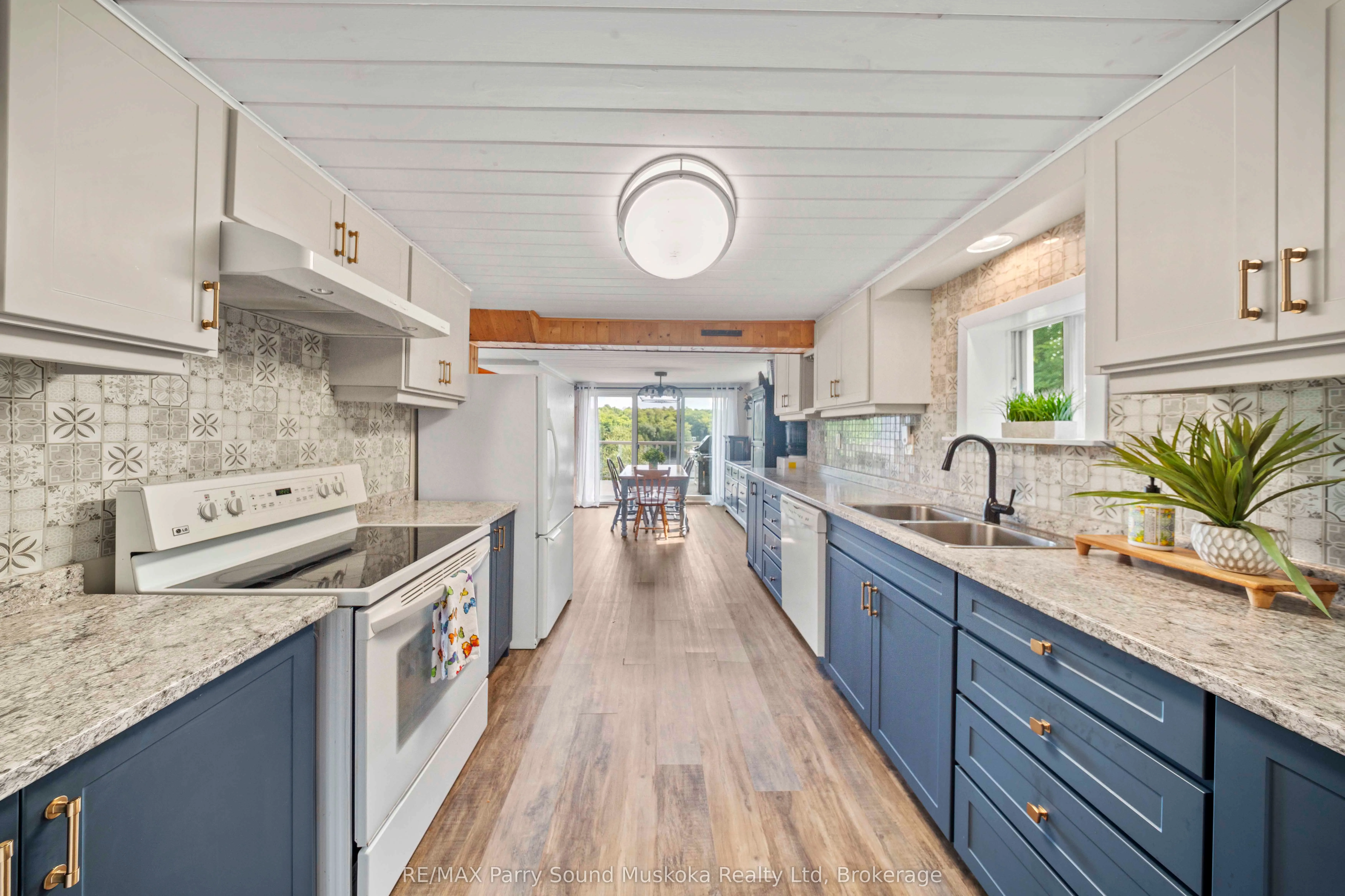 16 Golden Horseshoe Lane