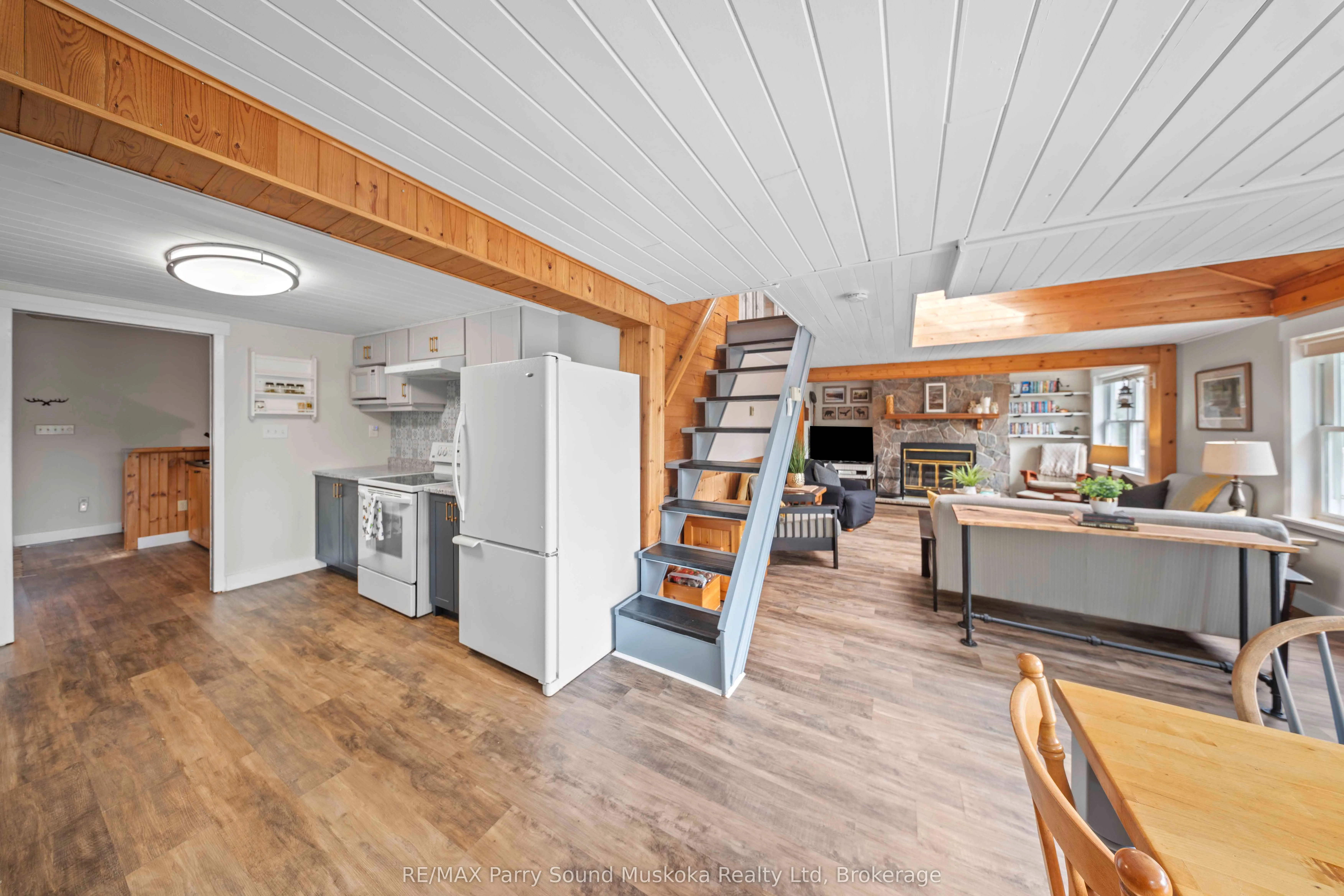 16 Golden Horseshoe Lane