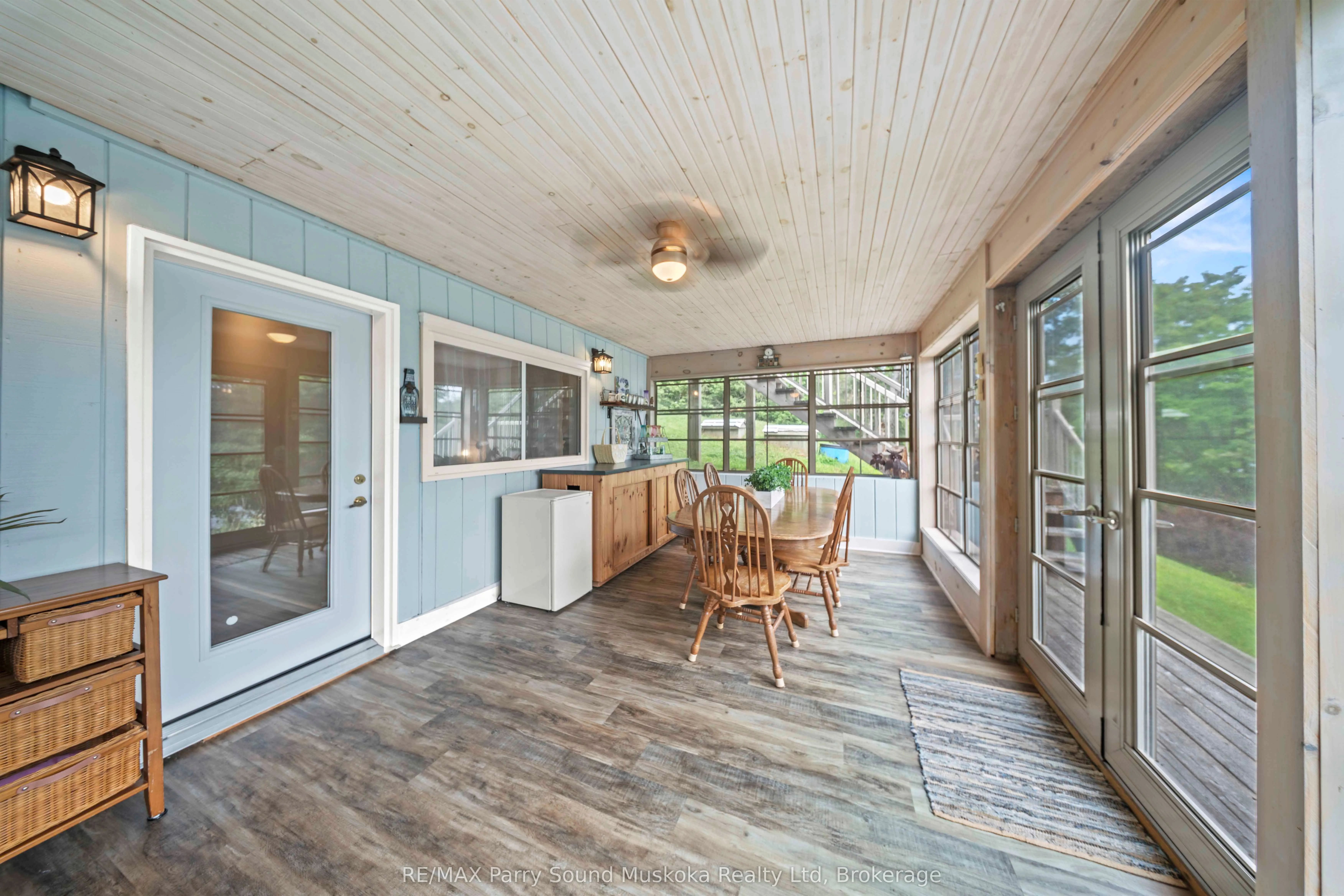 16 Golden Horseshoe Lane