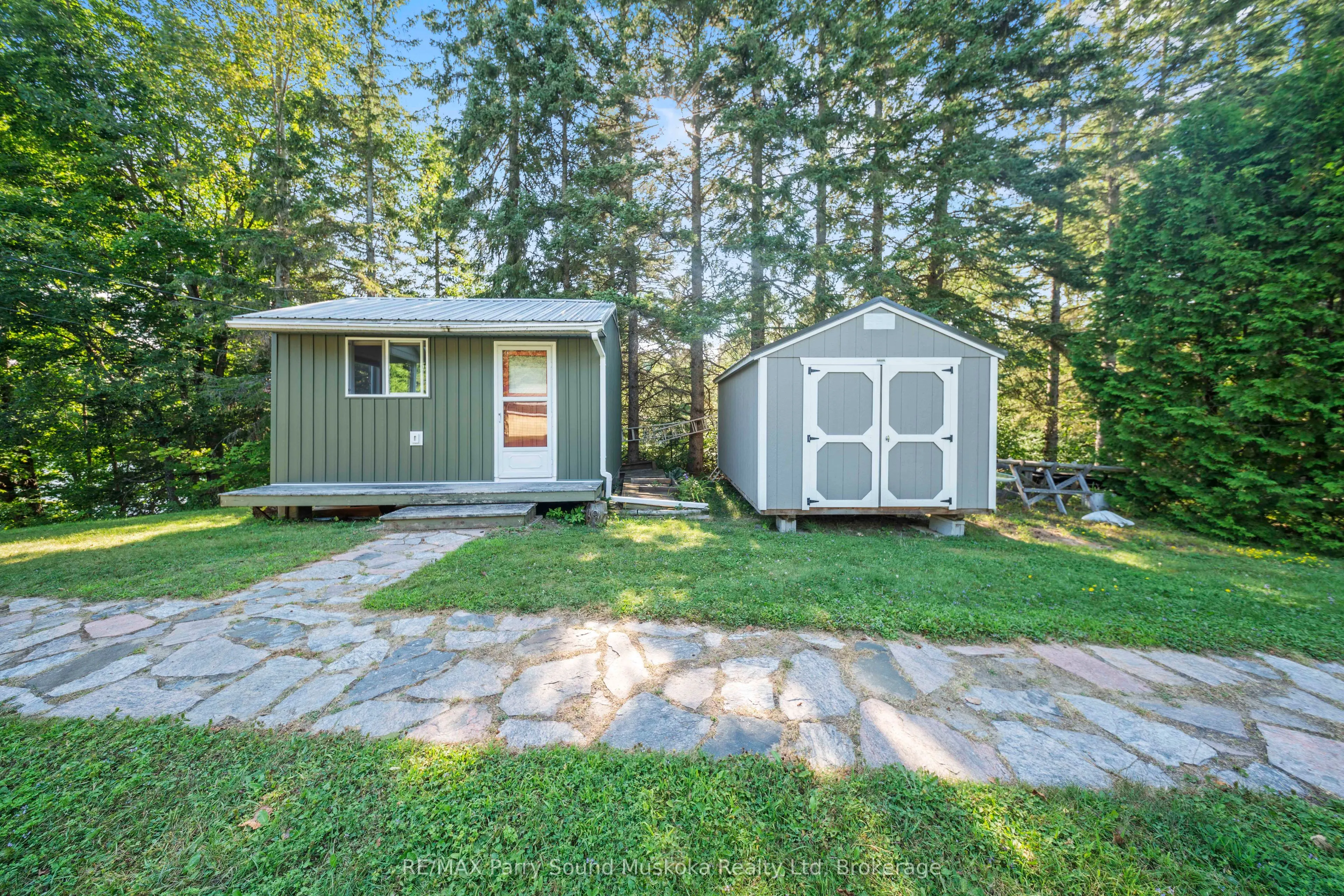 16 Golden Horseshoe Lane