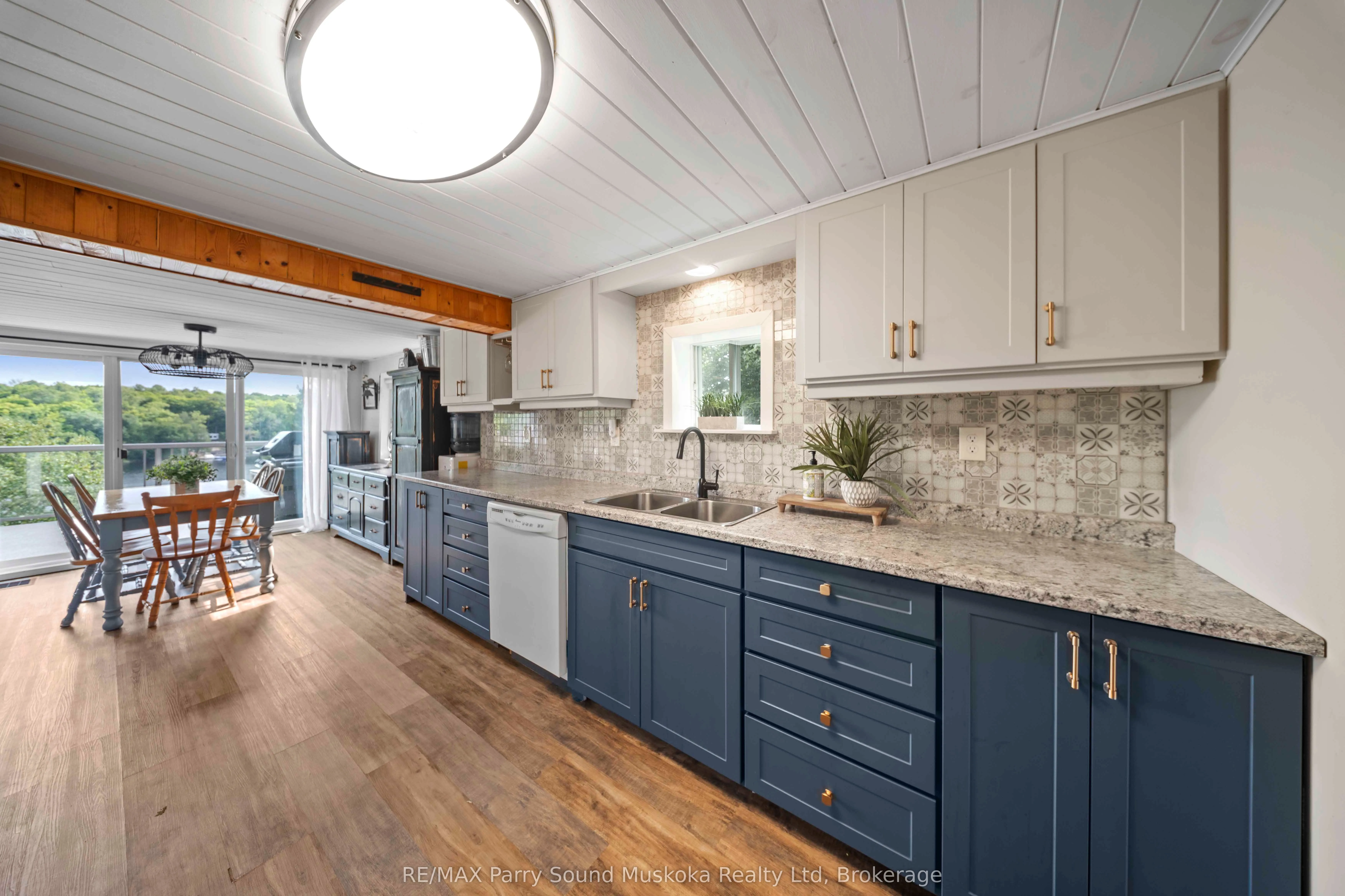 16 Golden Horseshoe Lane
