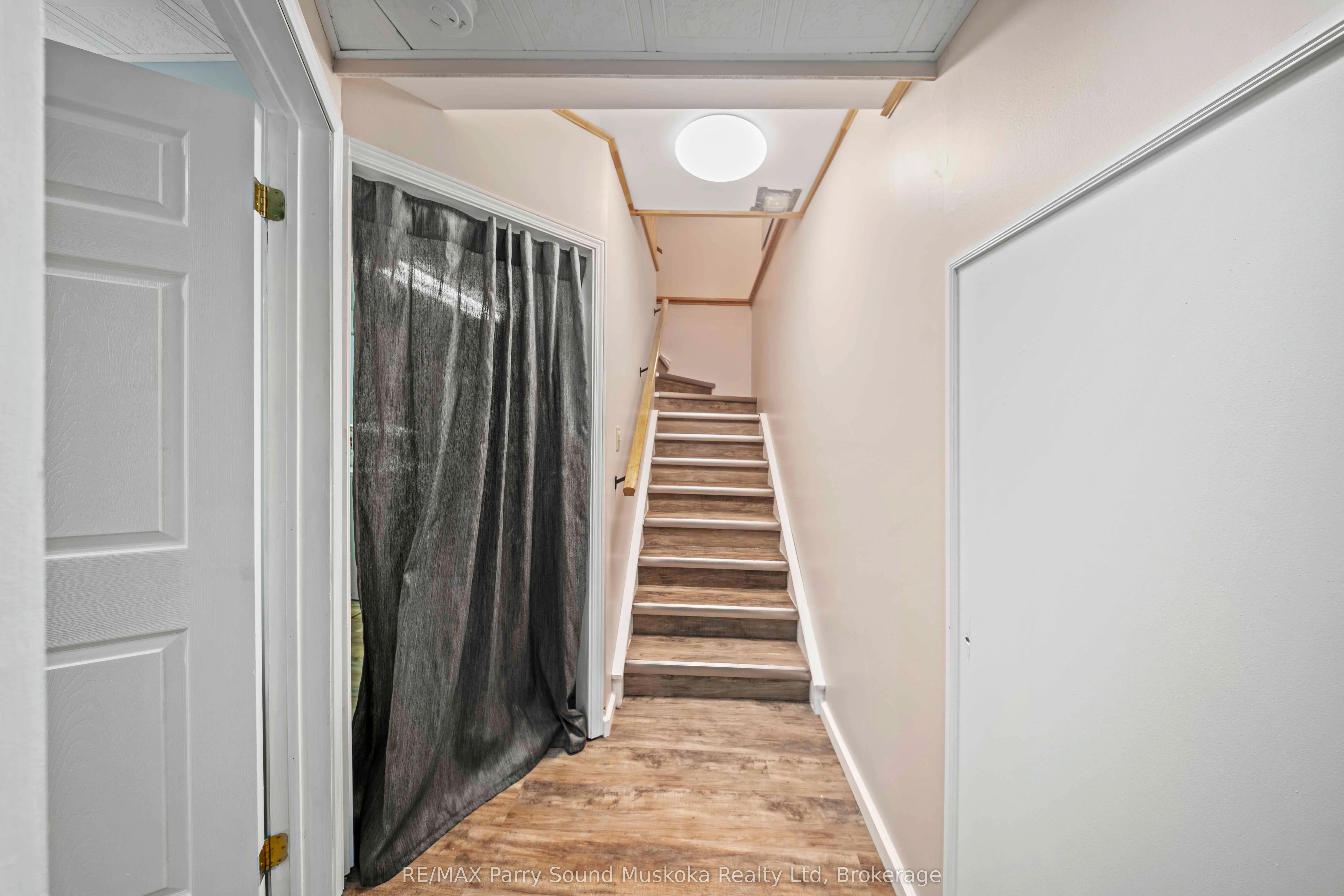 16 Golden Horseshoe Lane