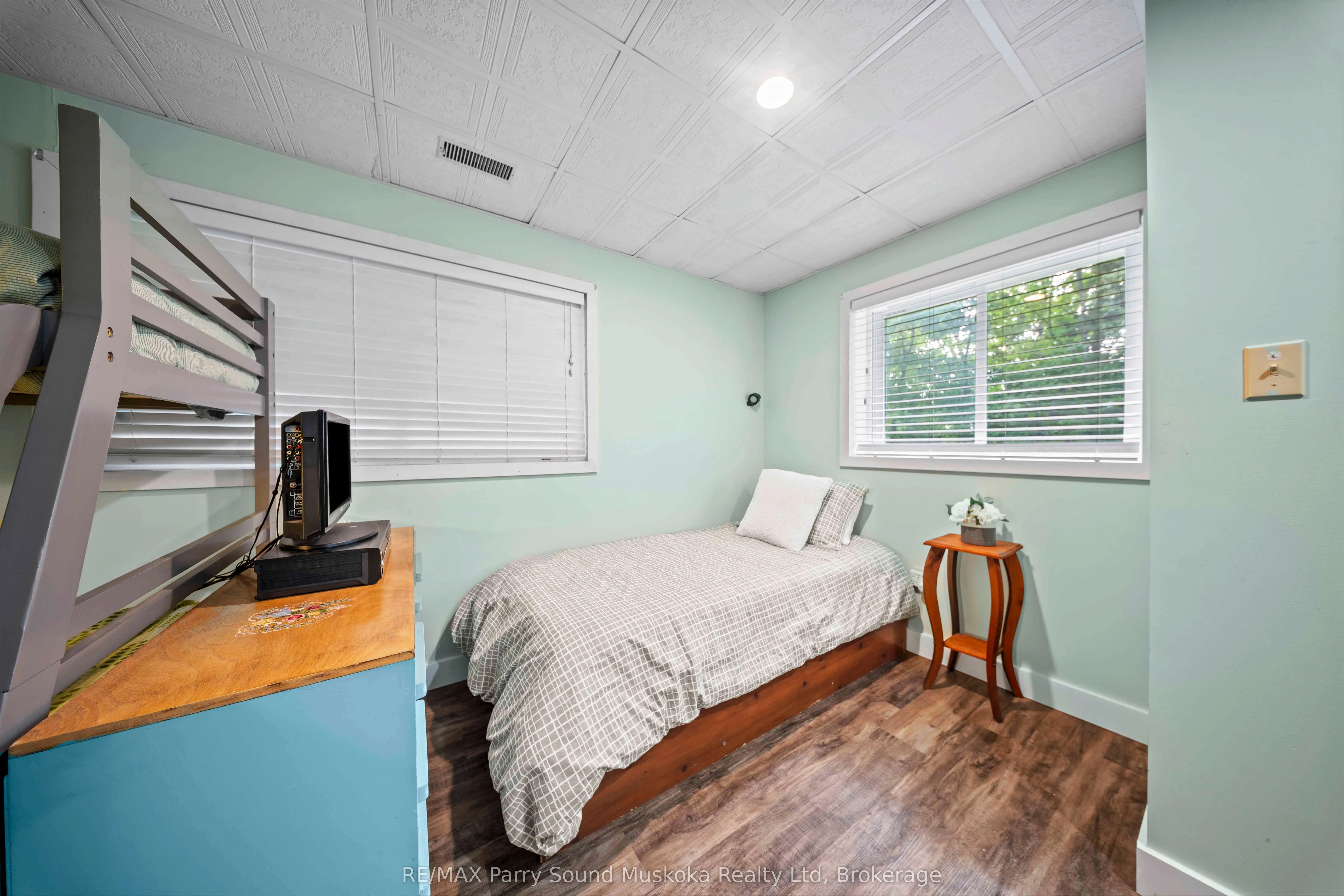 16 Golden Horseshoe Lane