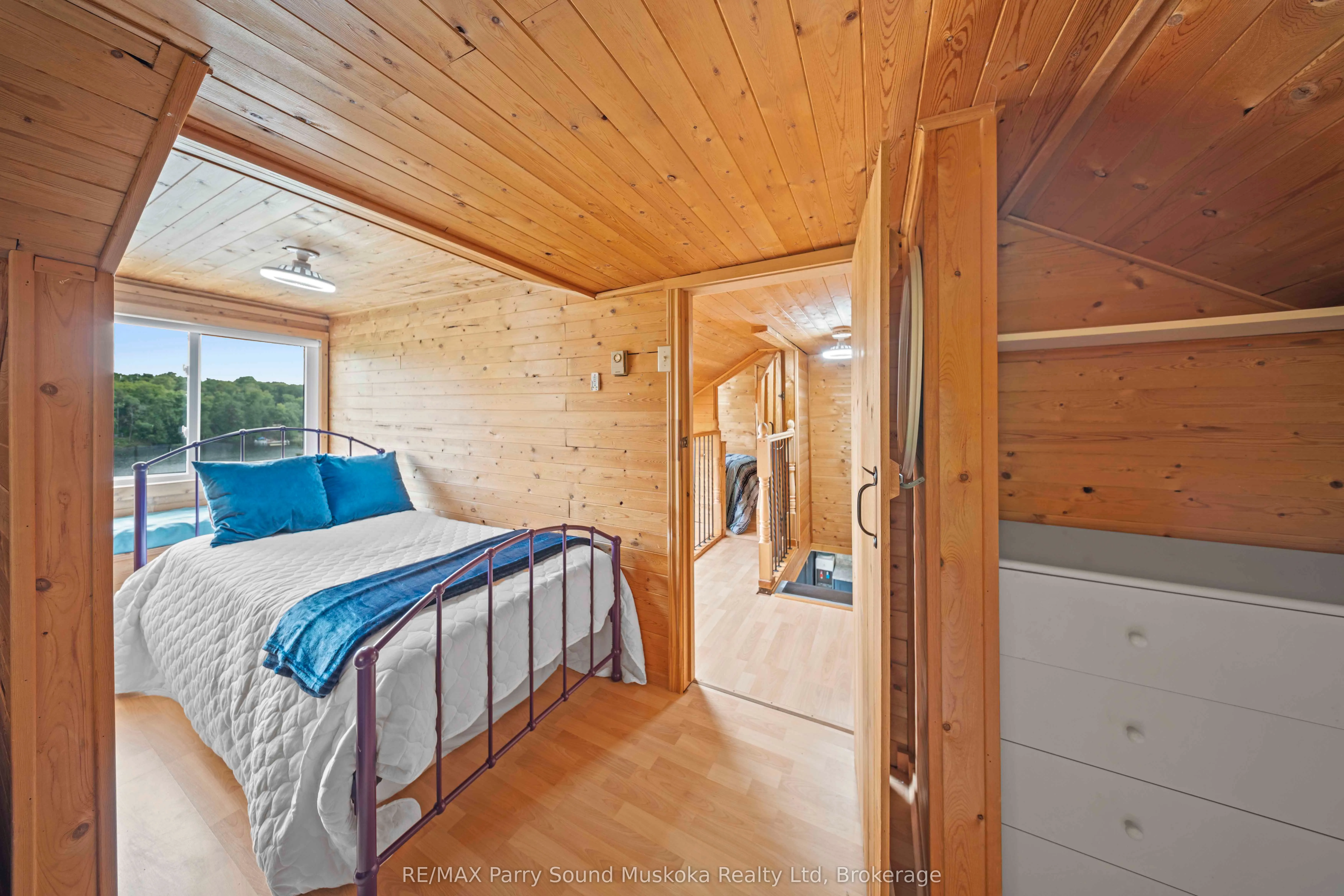 16 Golden Horseshoe Lane