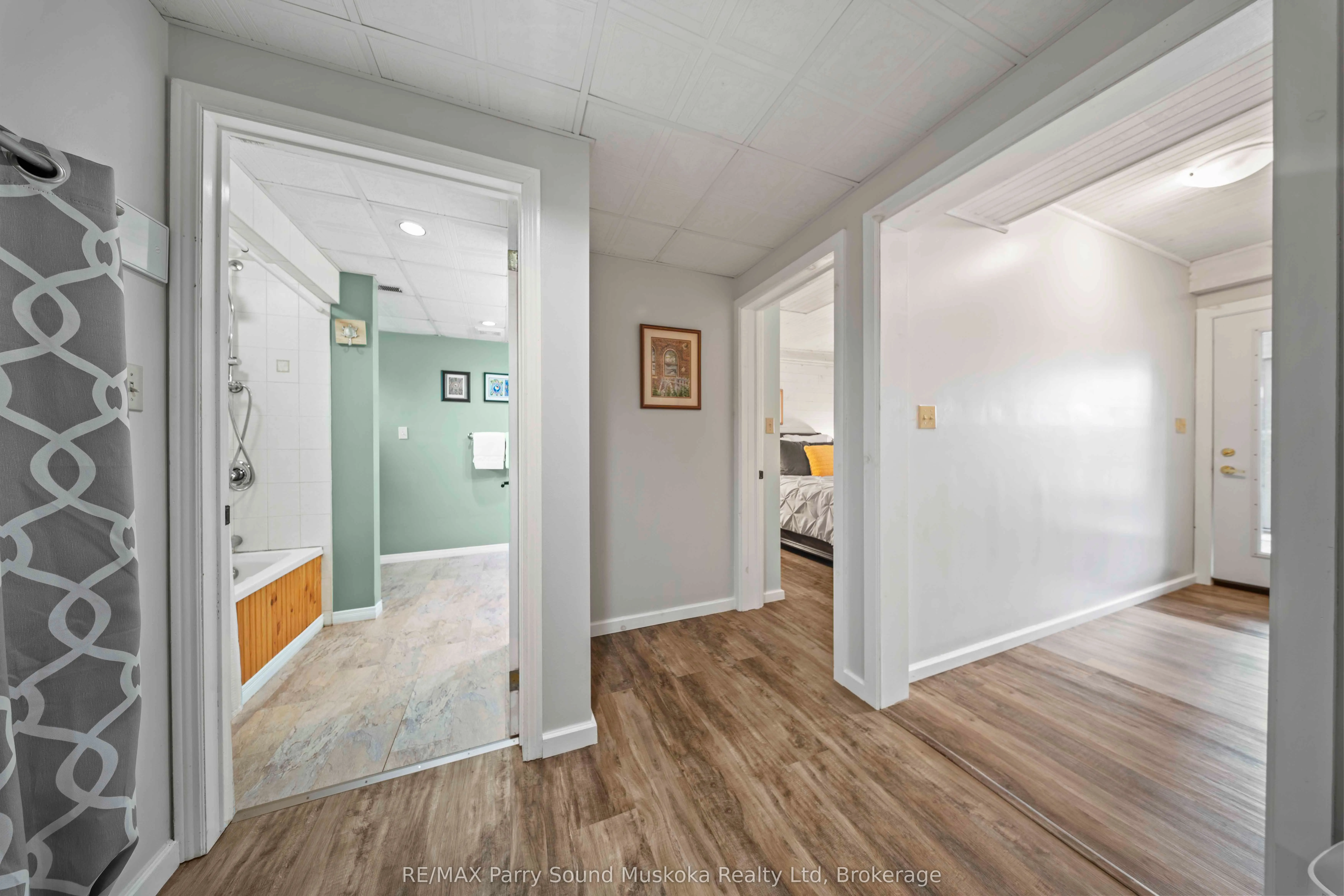 16 Golden Horseshoe Lane