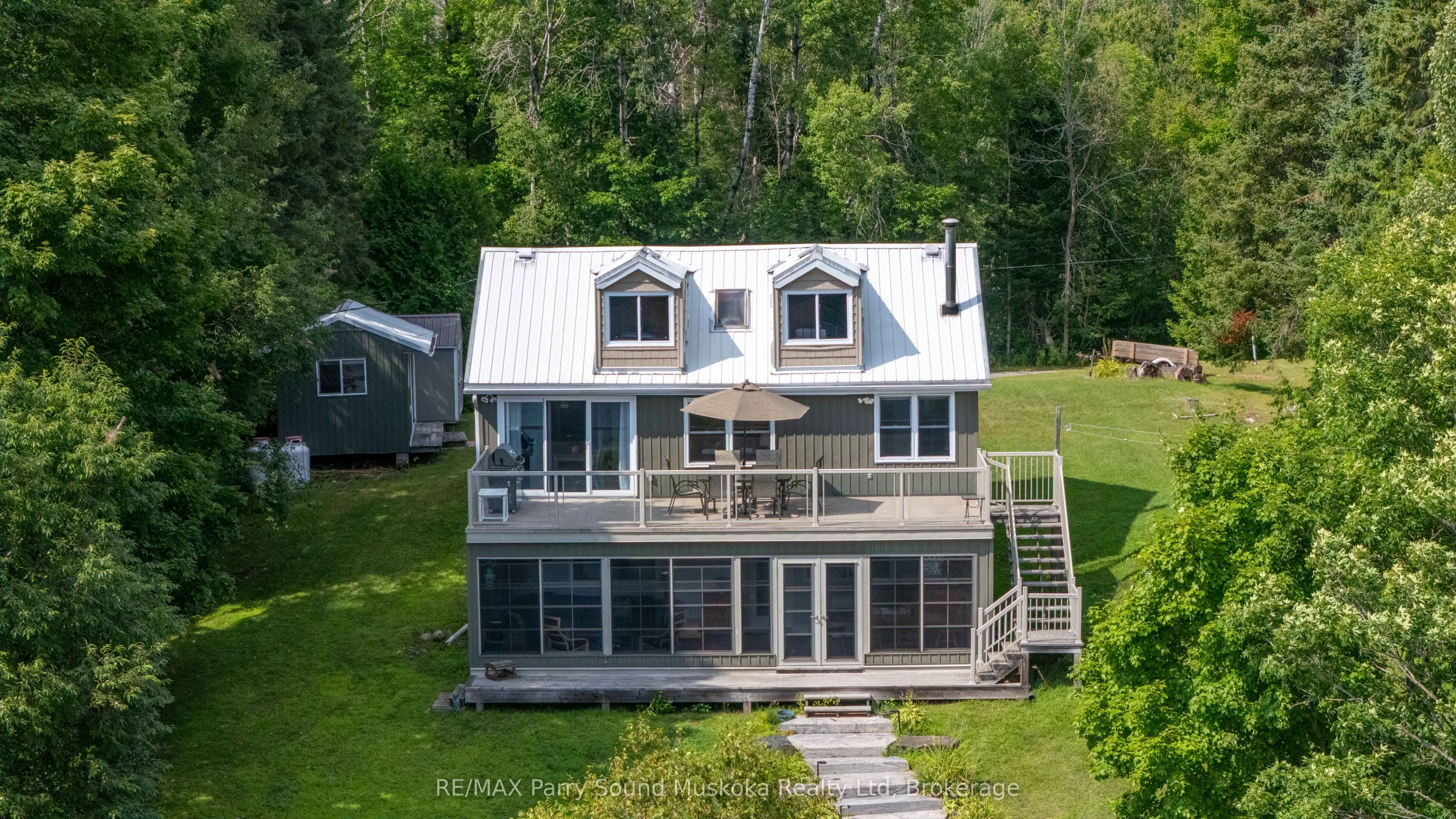 16 Golden Horseshoe Lane