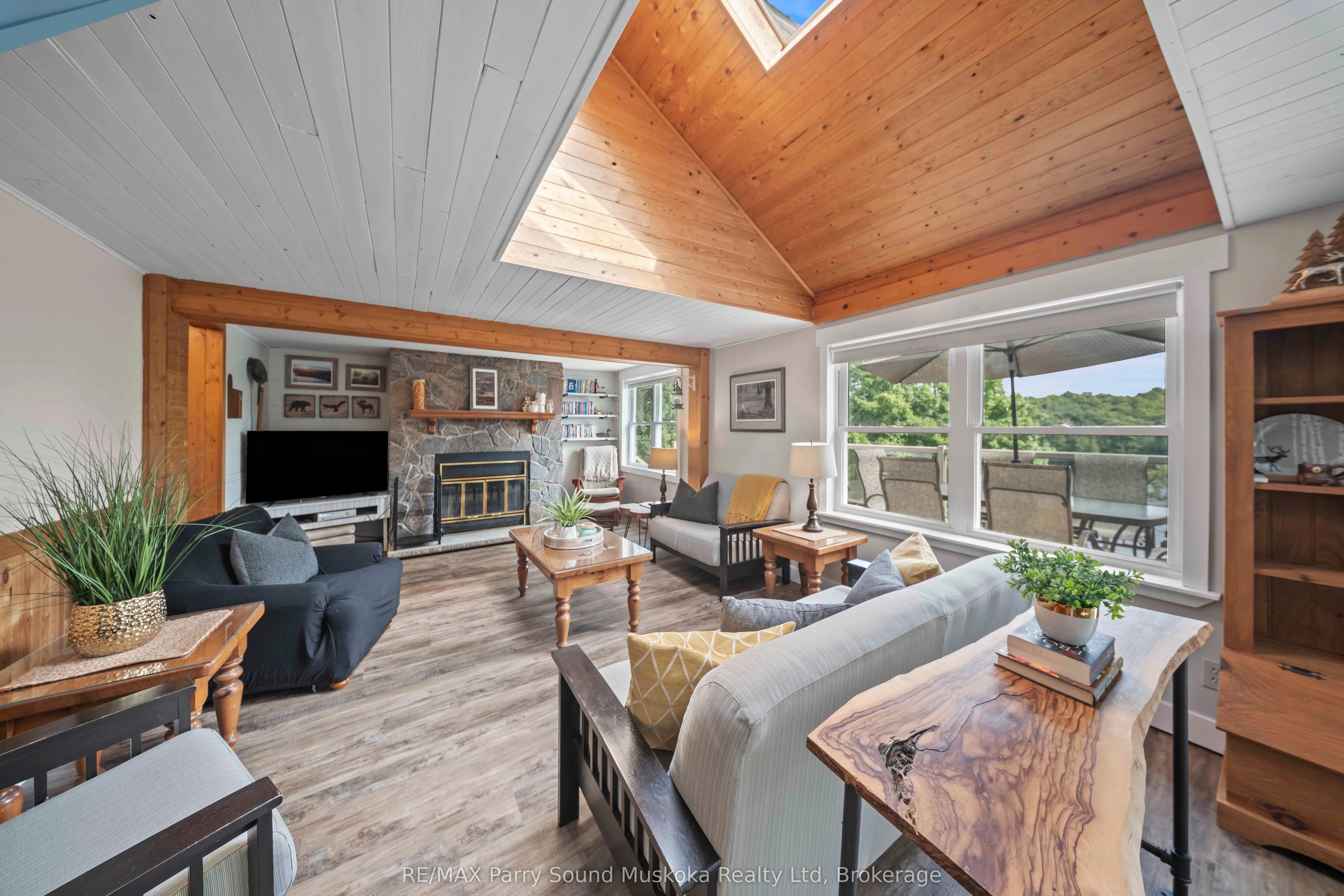 16 Golden Horseshoe Lane