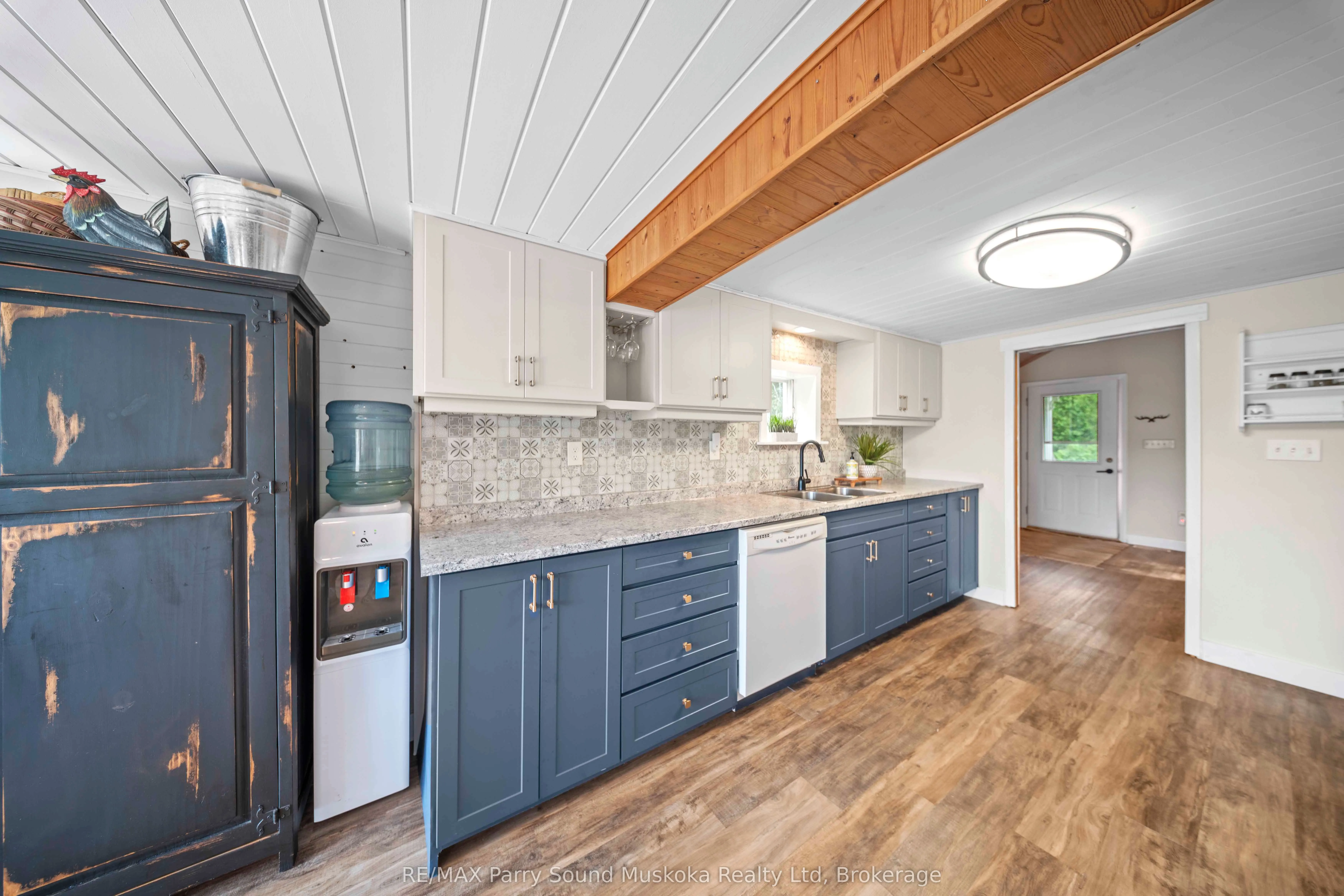 16 Golden Horseshoe Lane