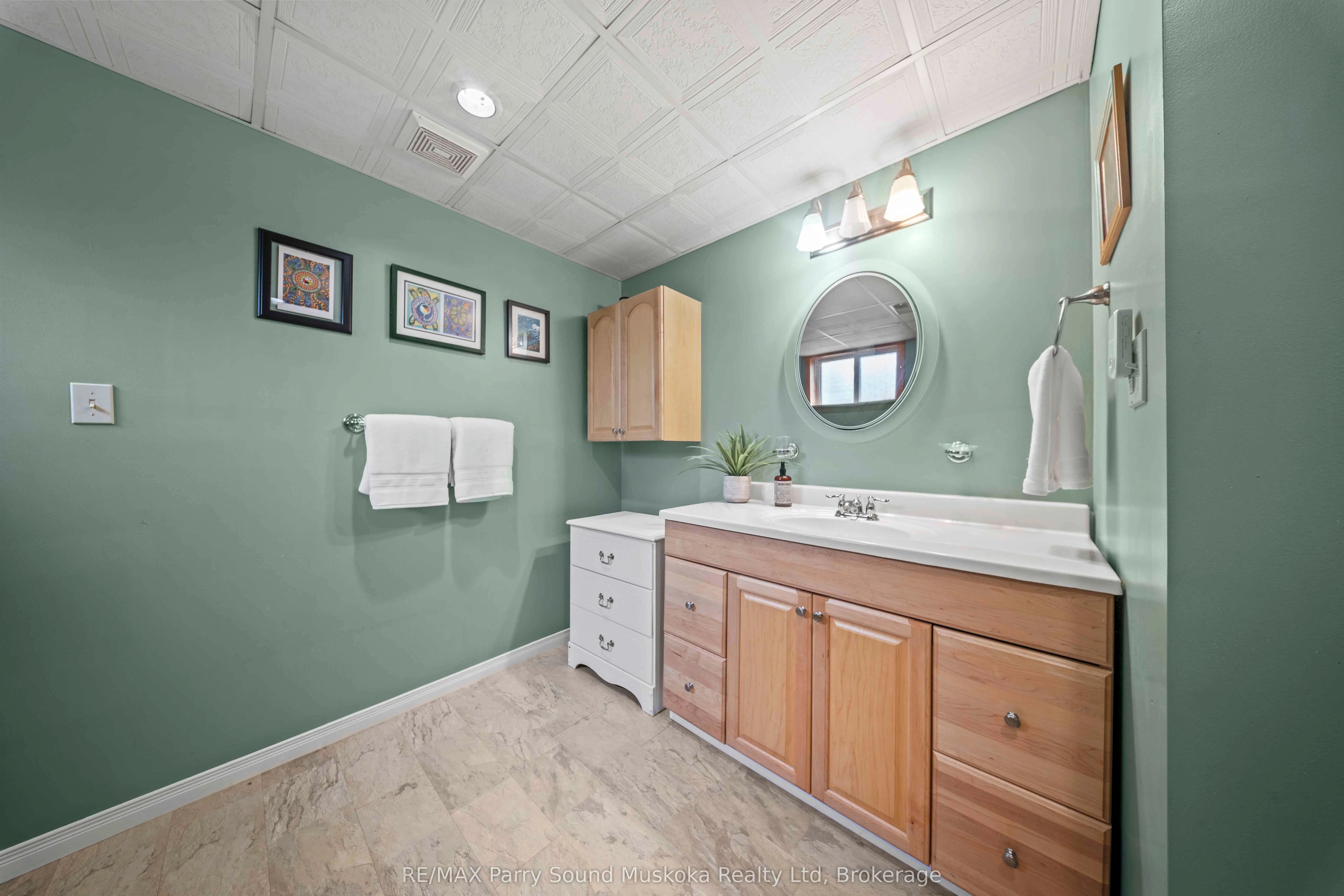 16 Golden Horseshoe Lane