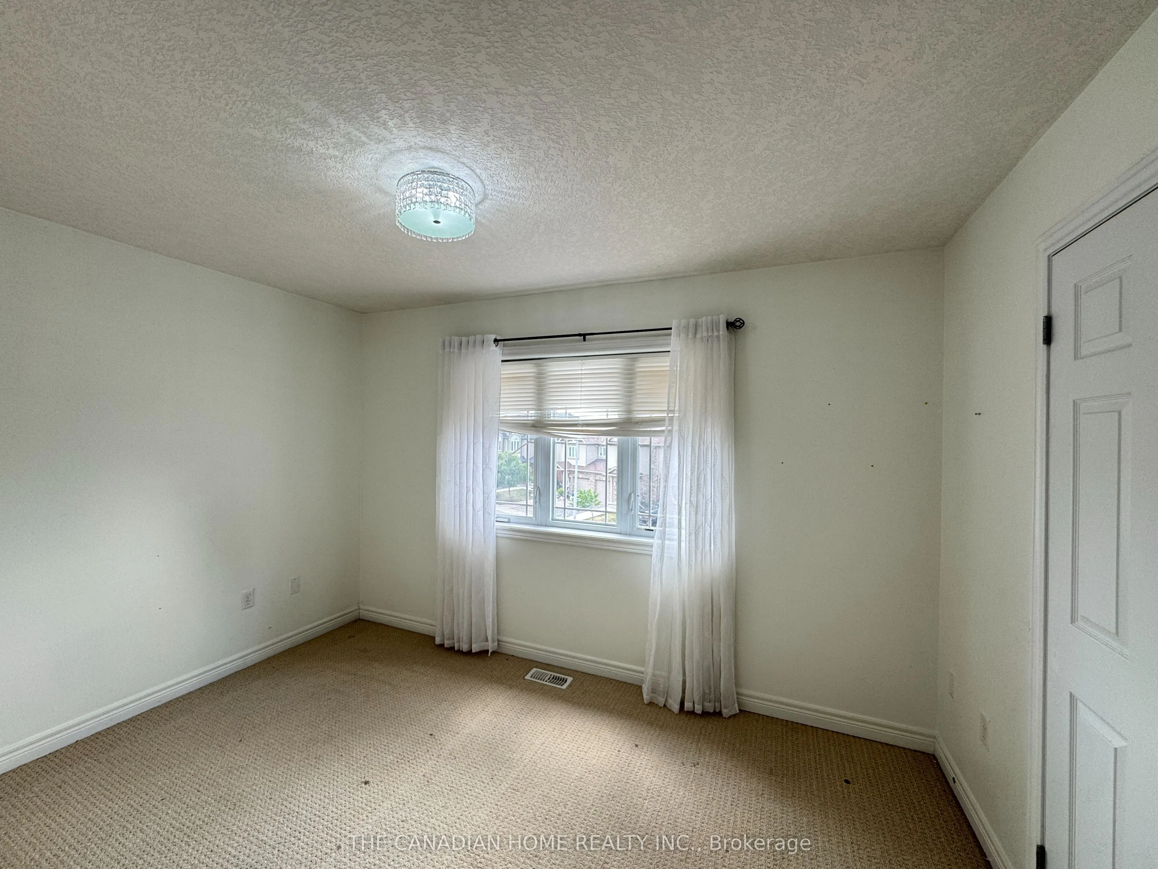72 Oakes Crescent