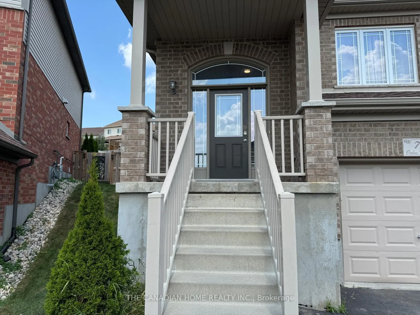 72 Oakes Crescent