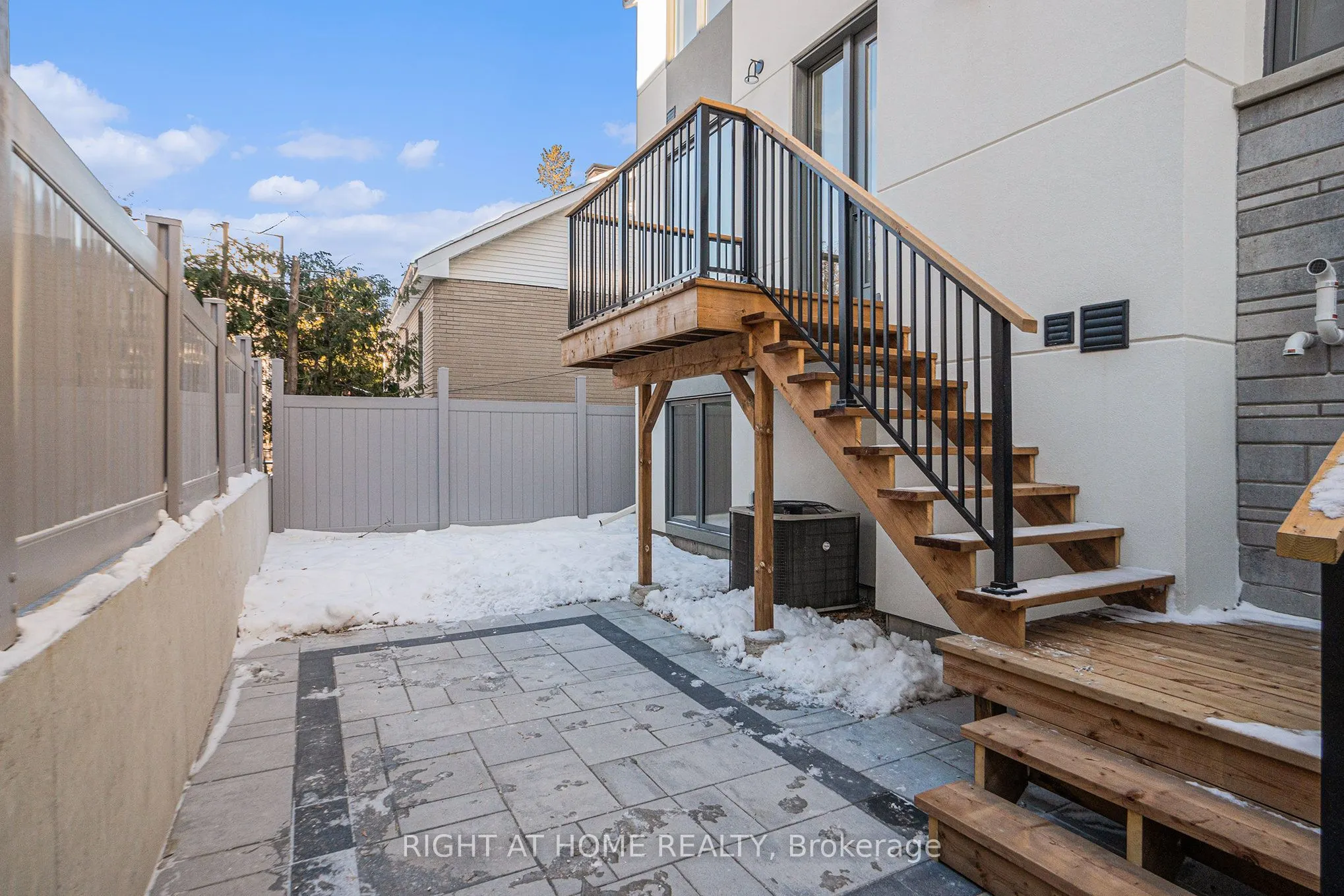 574 Brunel Street N