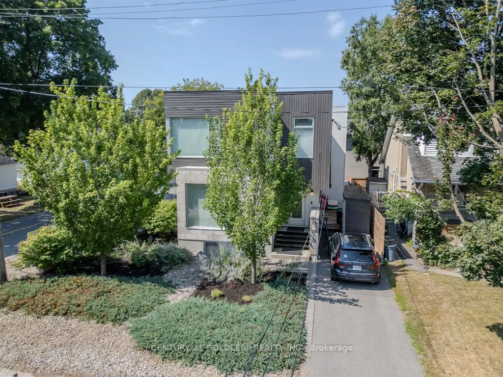 594 Tweedsmuir Avenue