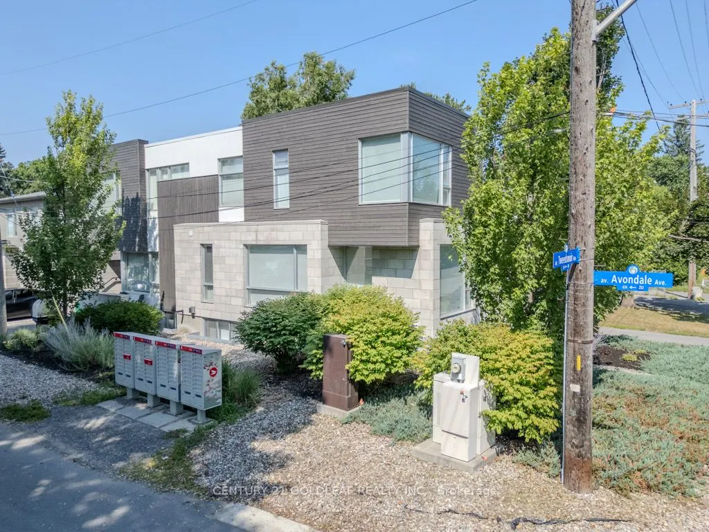 594 Tweedsmuir Avenue
