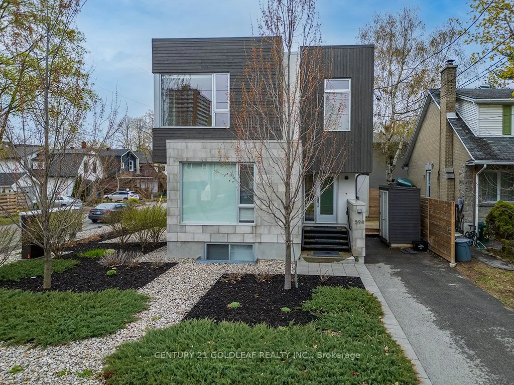 594 Tweedsmuir Avenue