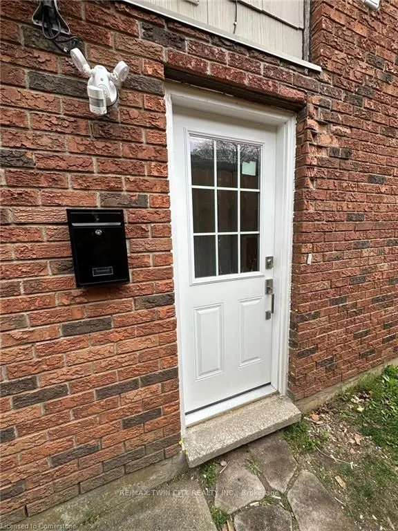 8 Roseneath Crescent S, #B
